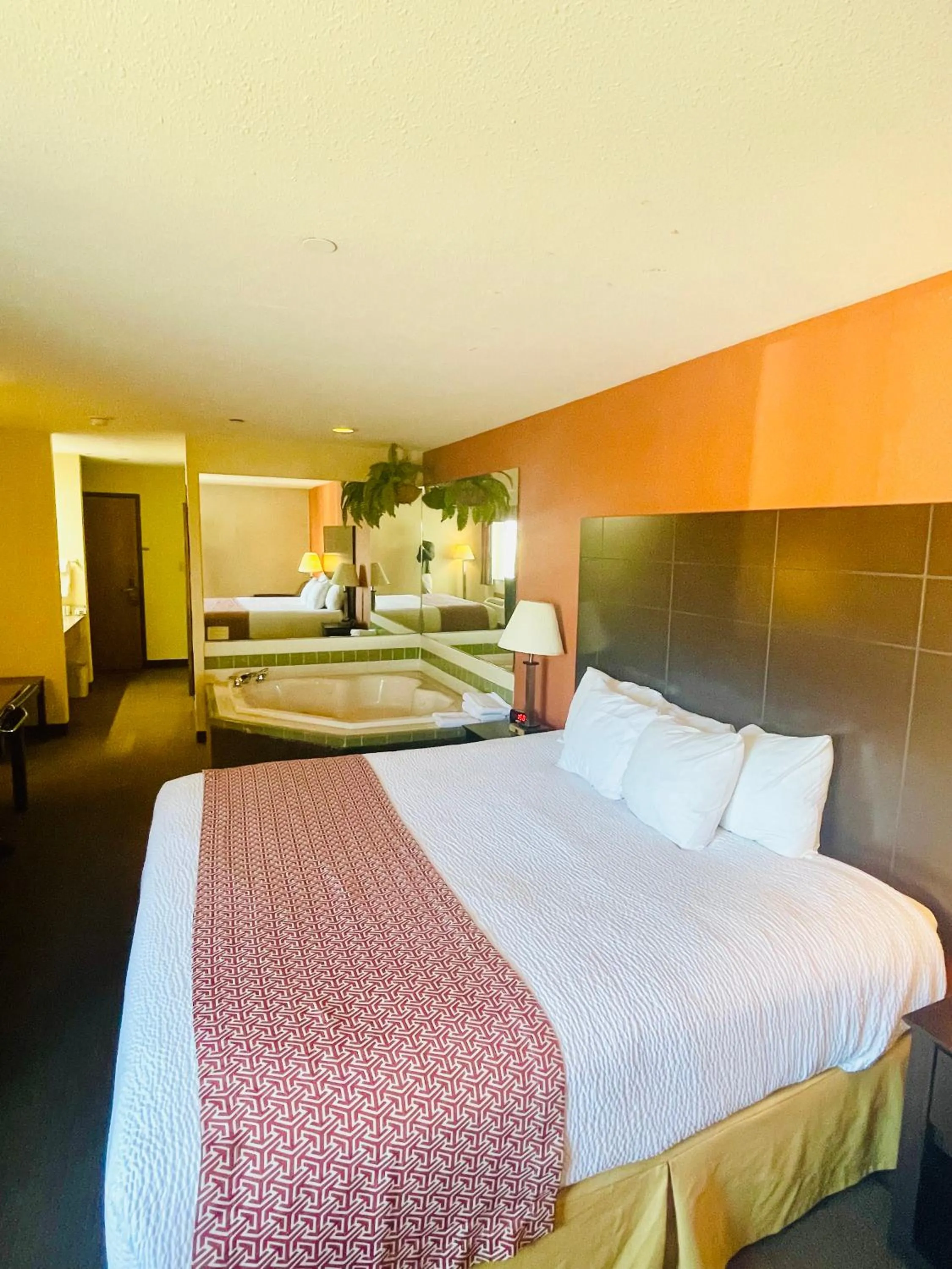 Hot Tub, Bed in Baymont by Wyndham Indianapolis