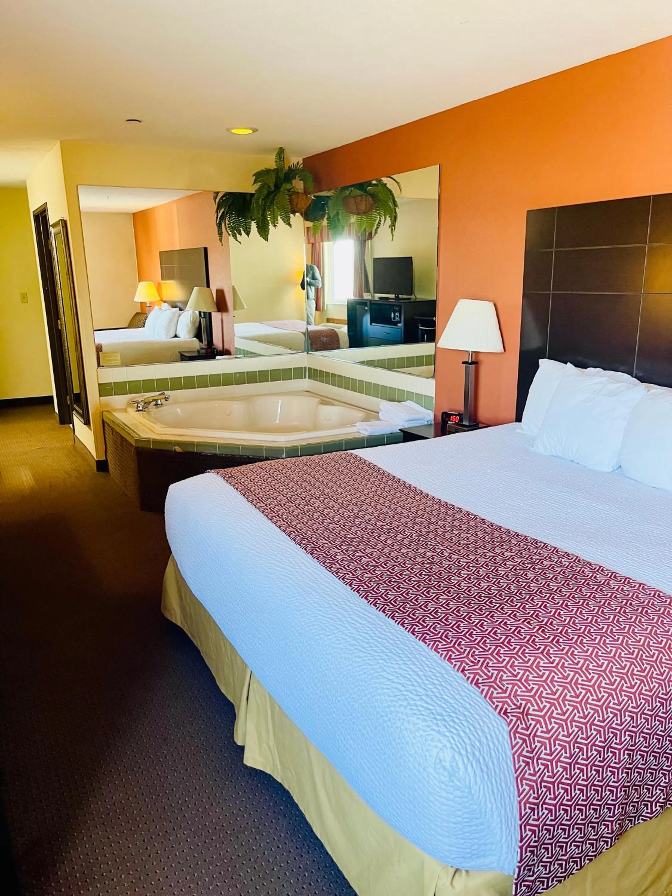 Hot Tub, Bed in Baymont by Wyndham Indianapolis