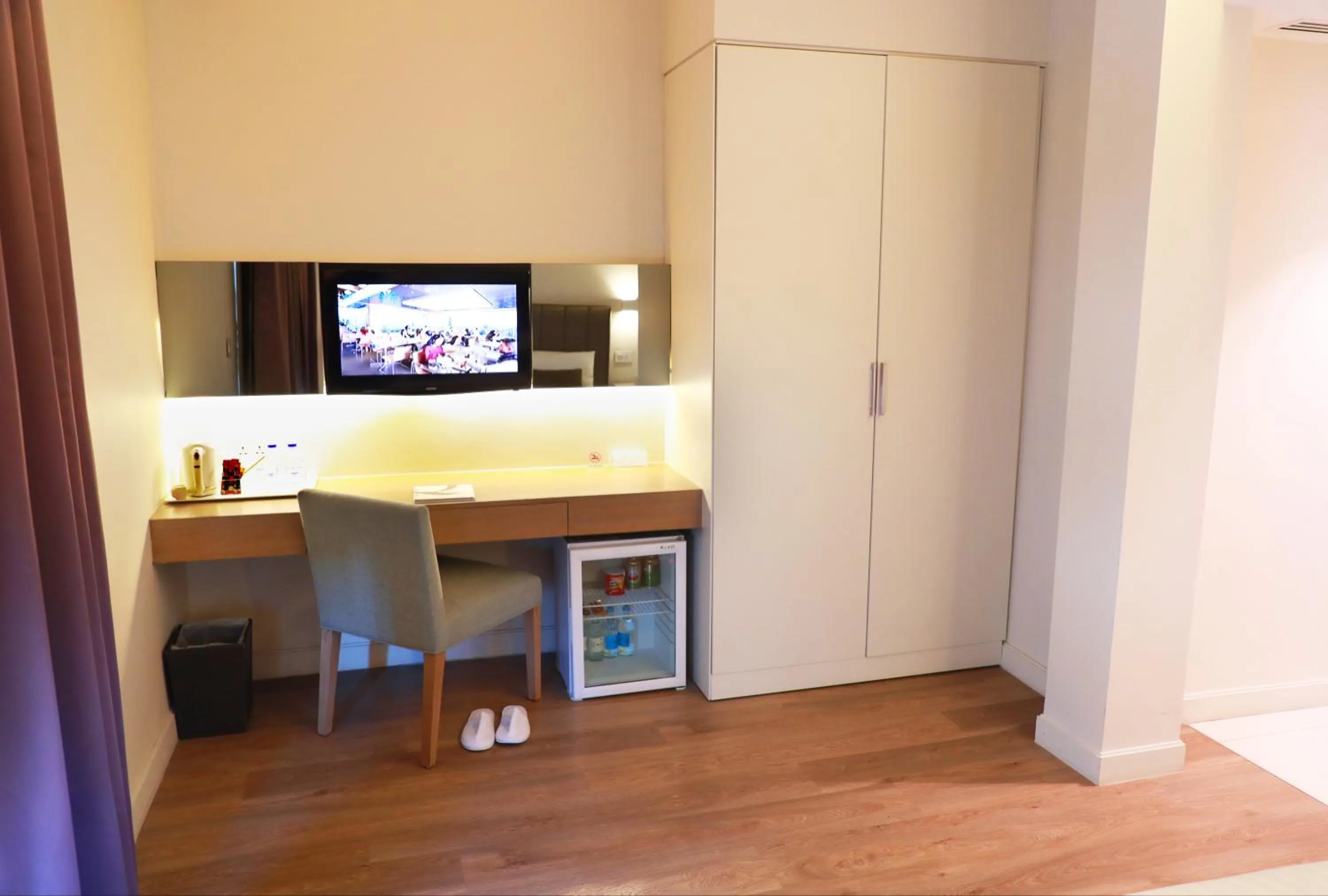 Communal lounge/ TV room in AlQasr Metropole Hotel