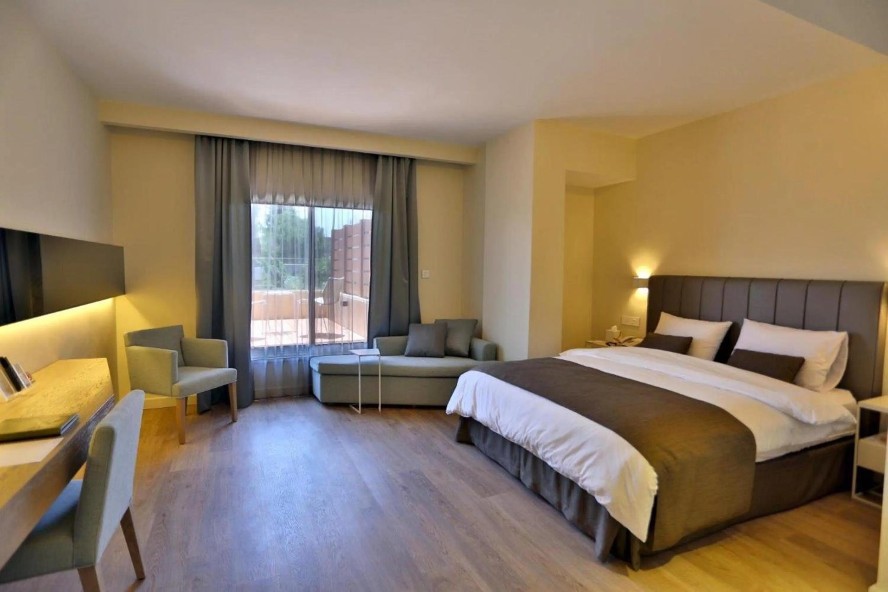 Photo of the whole room, Bed in AlQasr Metropole Hotel