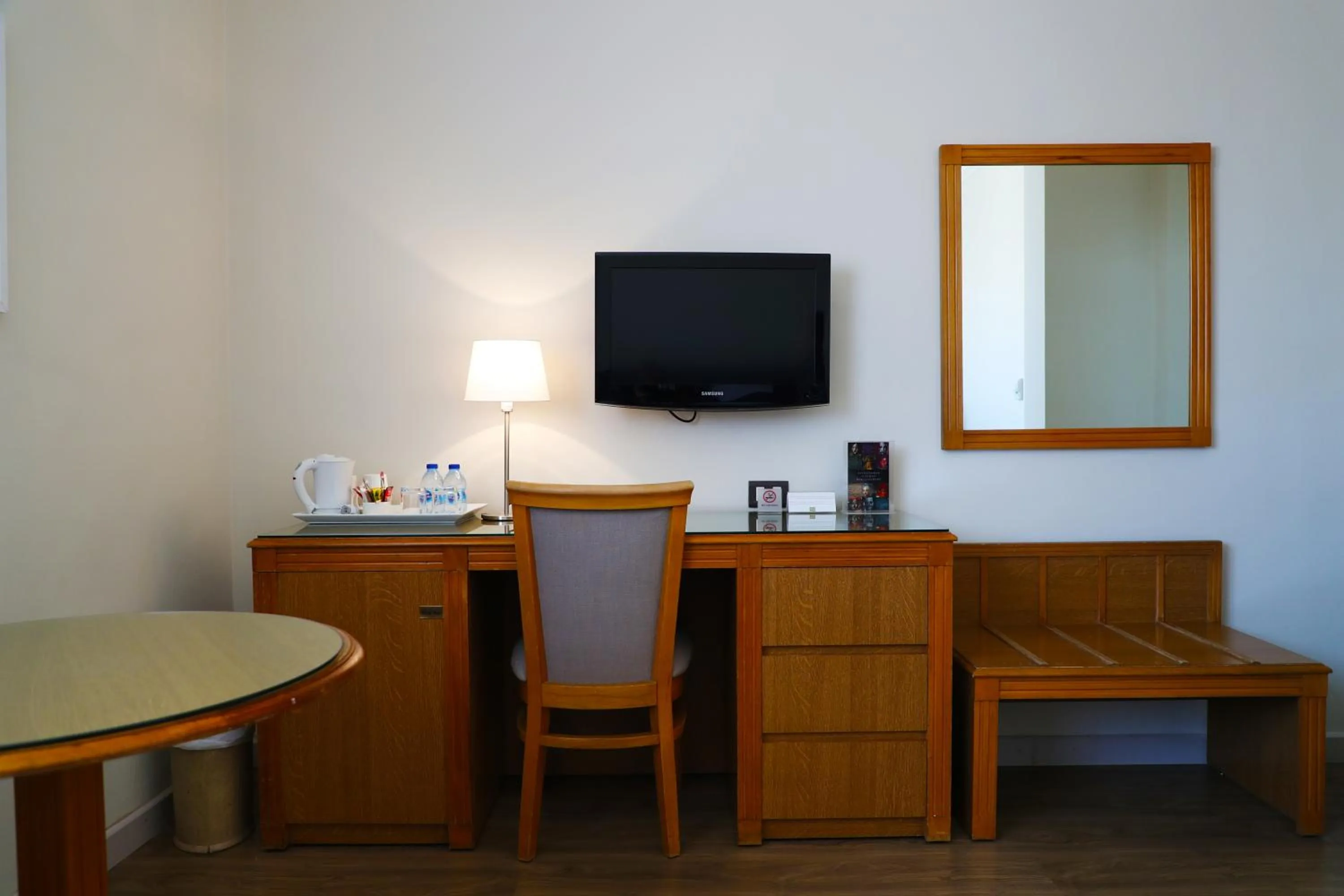 Communal lounge/ TV room in AlQasr Metropole Hotel