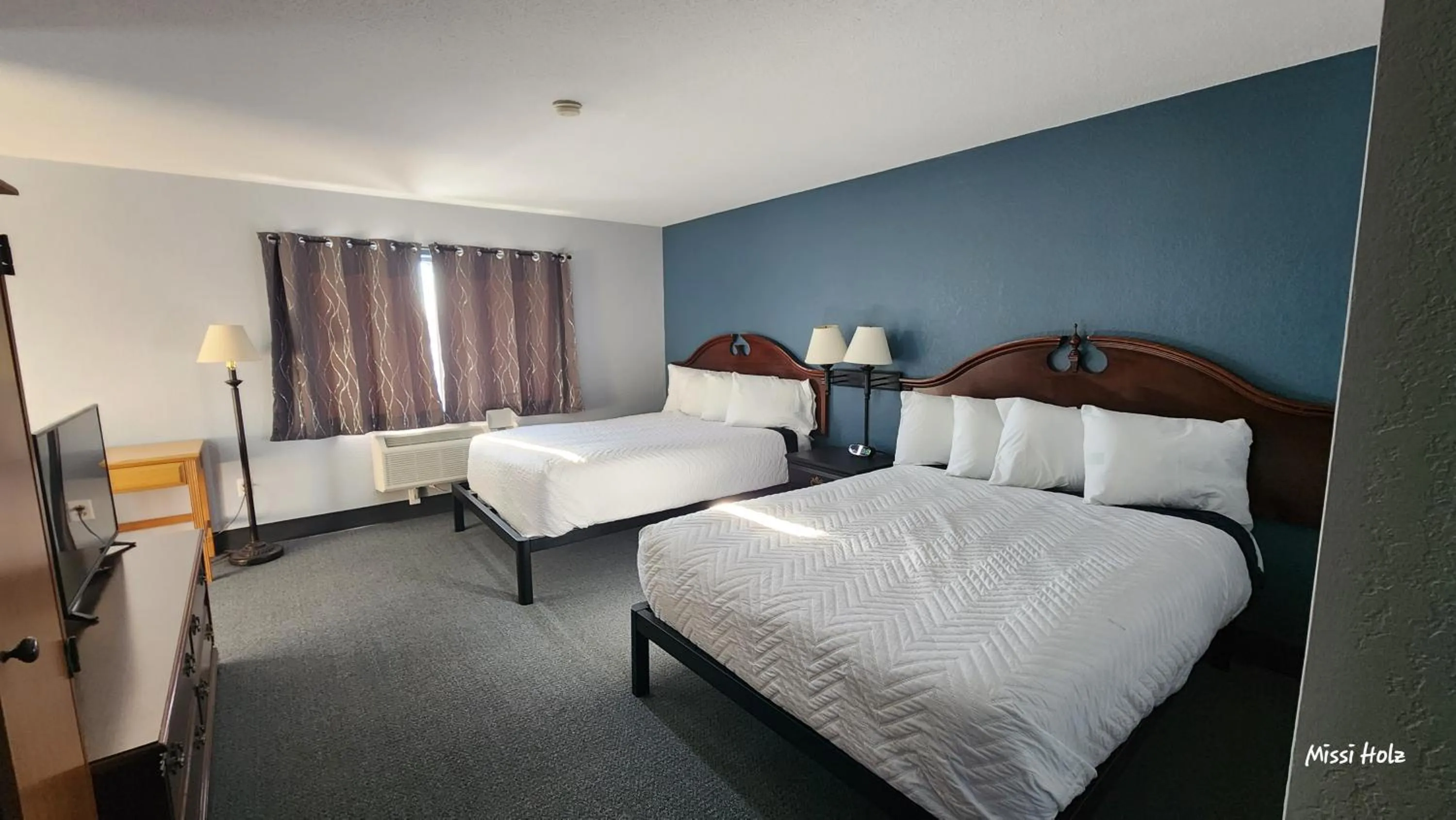 Bedroom, Bed in The Oasis Hotel & Bar