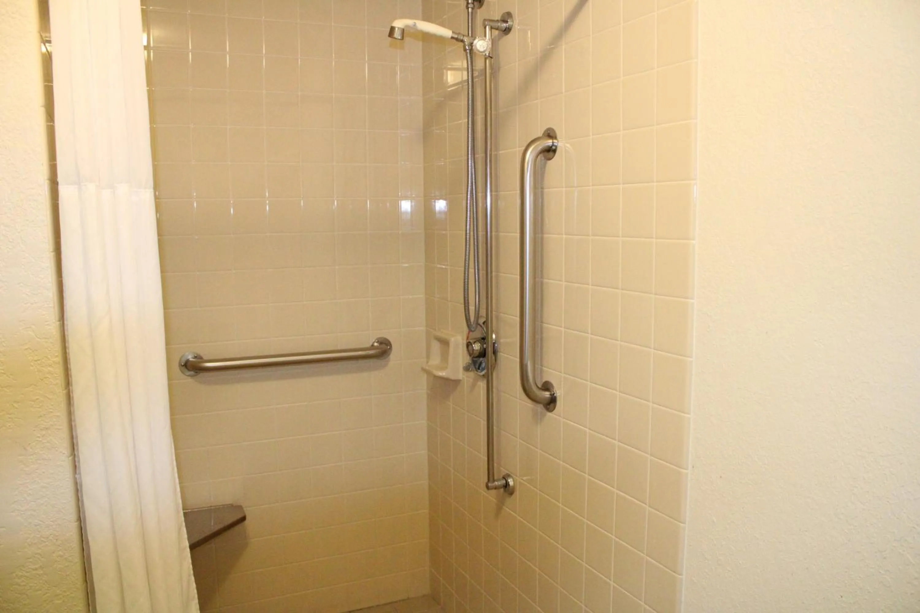 Shower in The Oasis Hotel & Bar