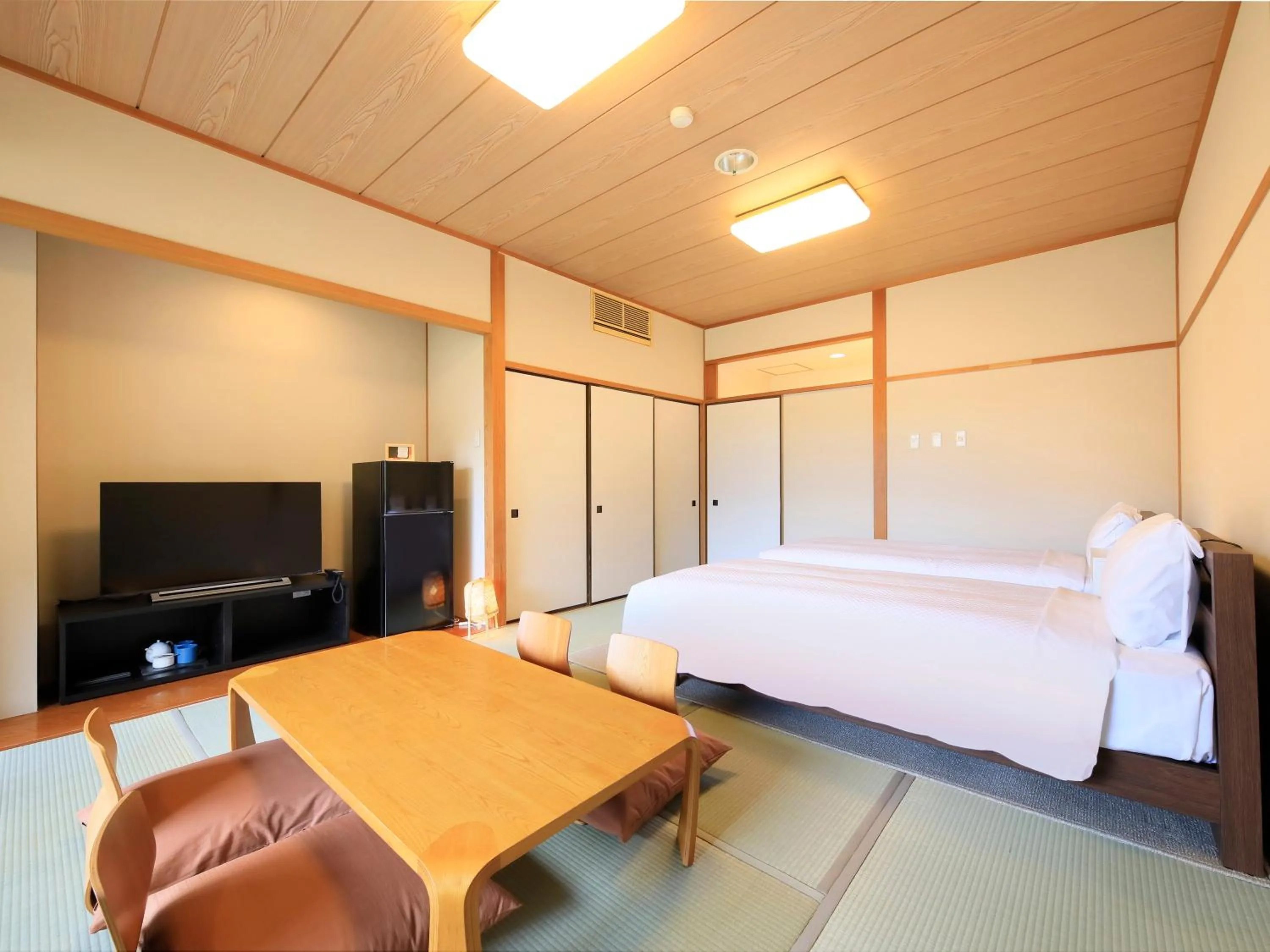 Photo of the whole room, Bed in Hot Spring Inn Hakone Suisen