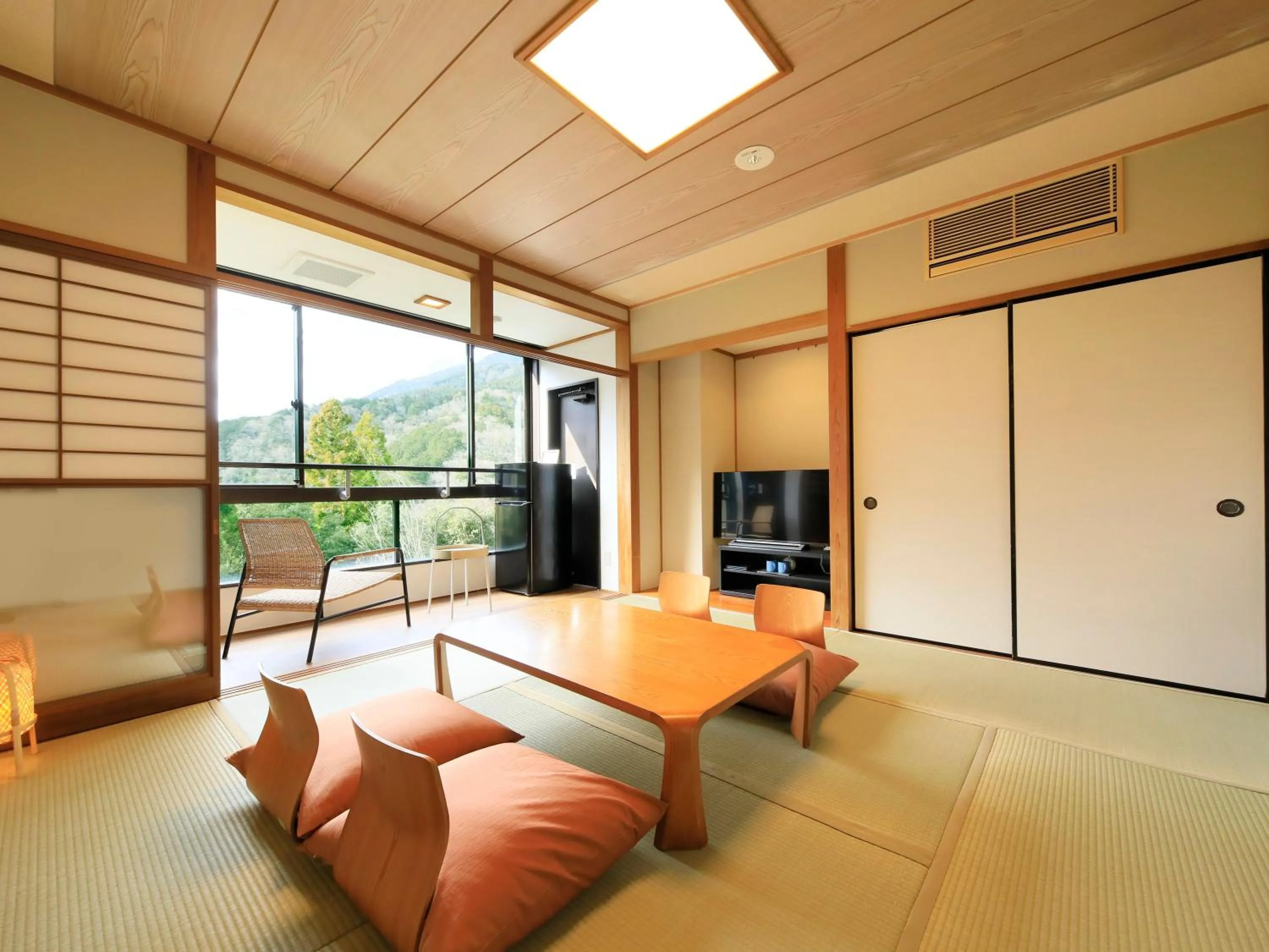 Photo of the whole room in Hot Spring Inn Hakone Suisen