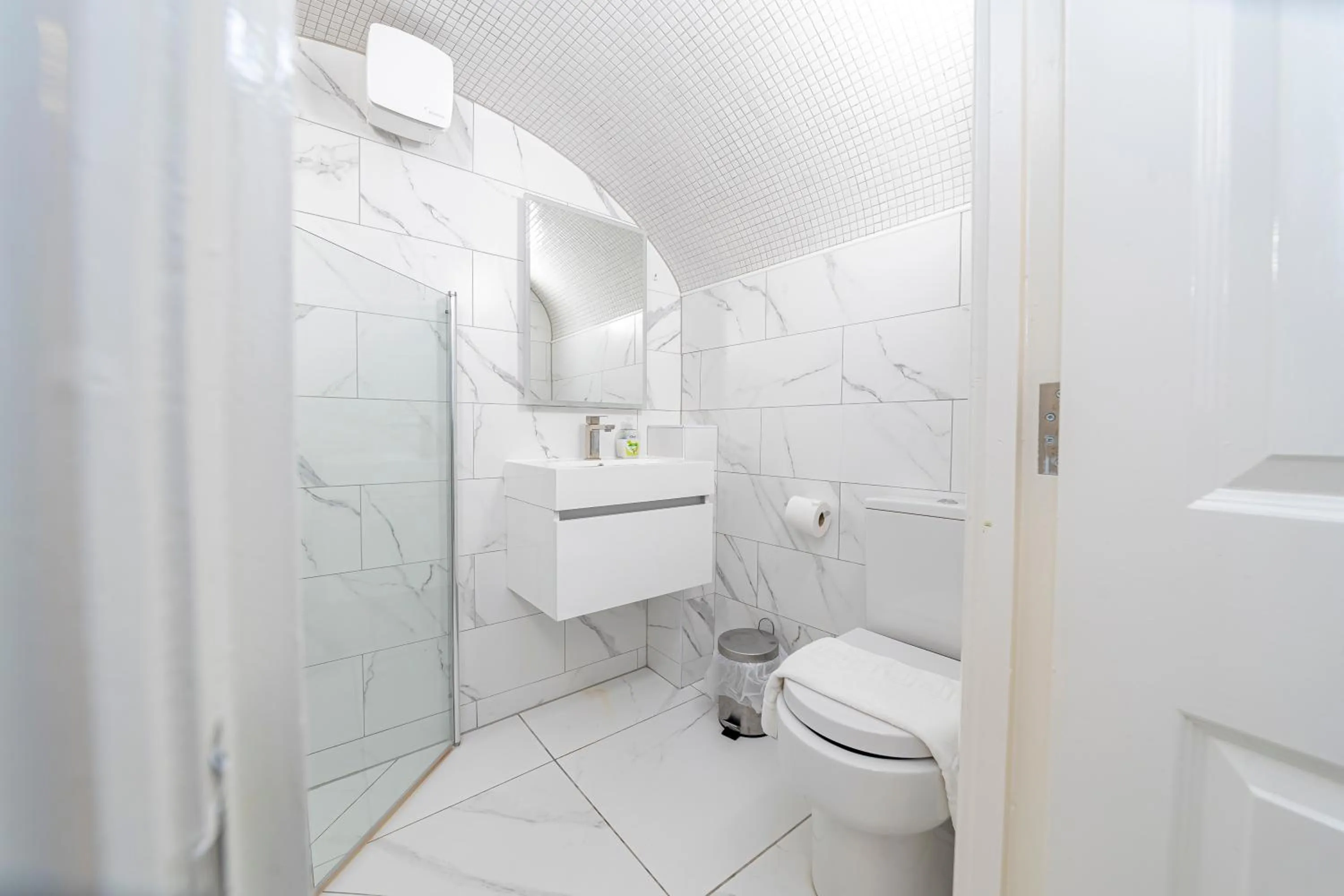Bathroom in FLASH SALE Kemptown 2 Bedroom Flat BN224EAT02