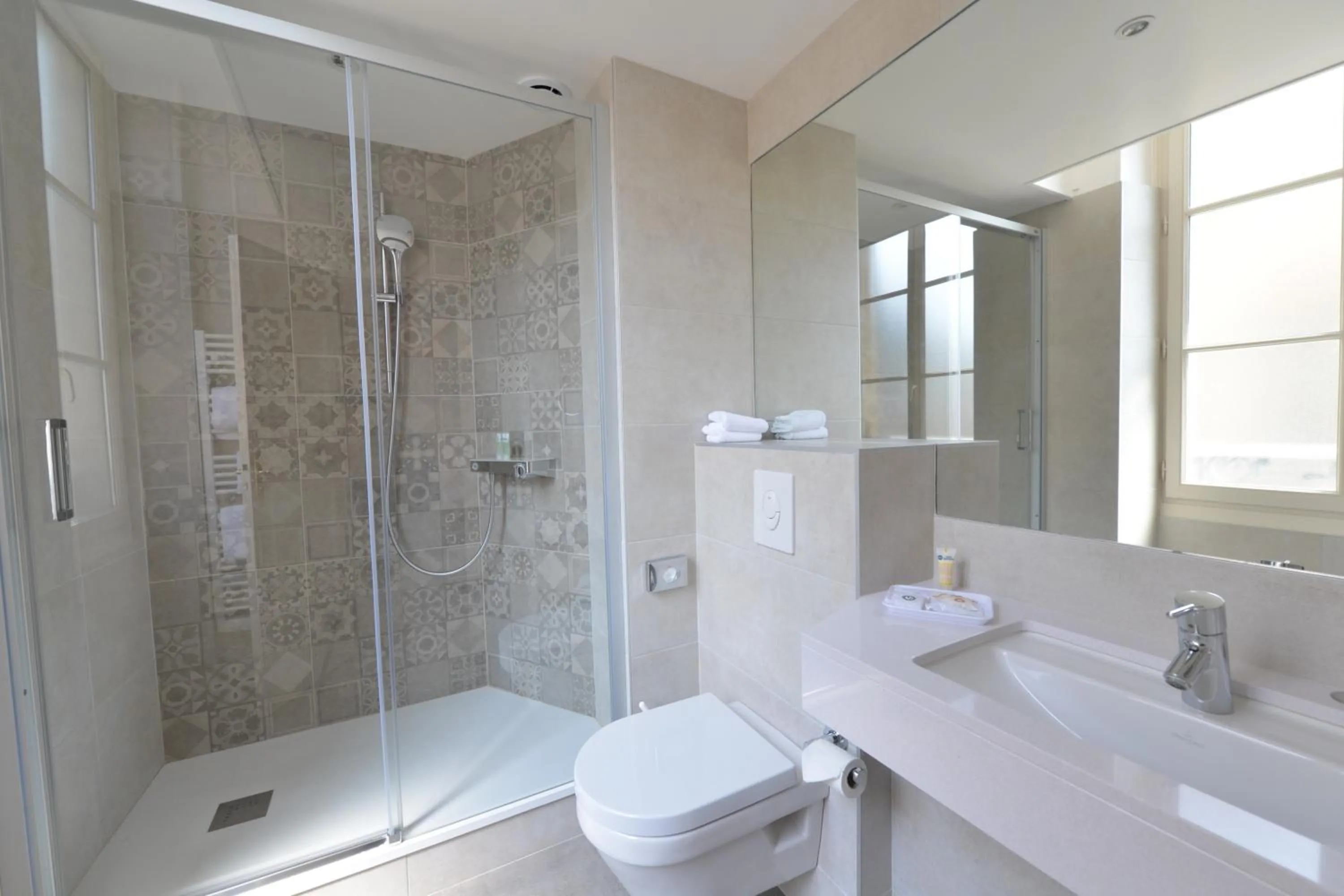 Shower in Best Western Plus Hôtel D'Angleterre - Centre historique