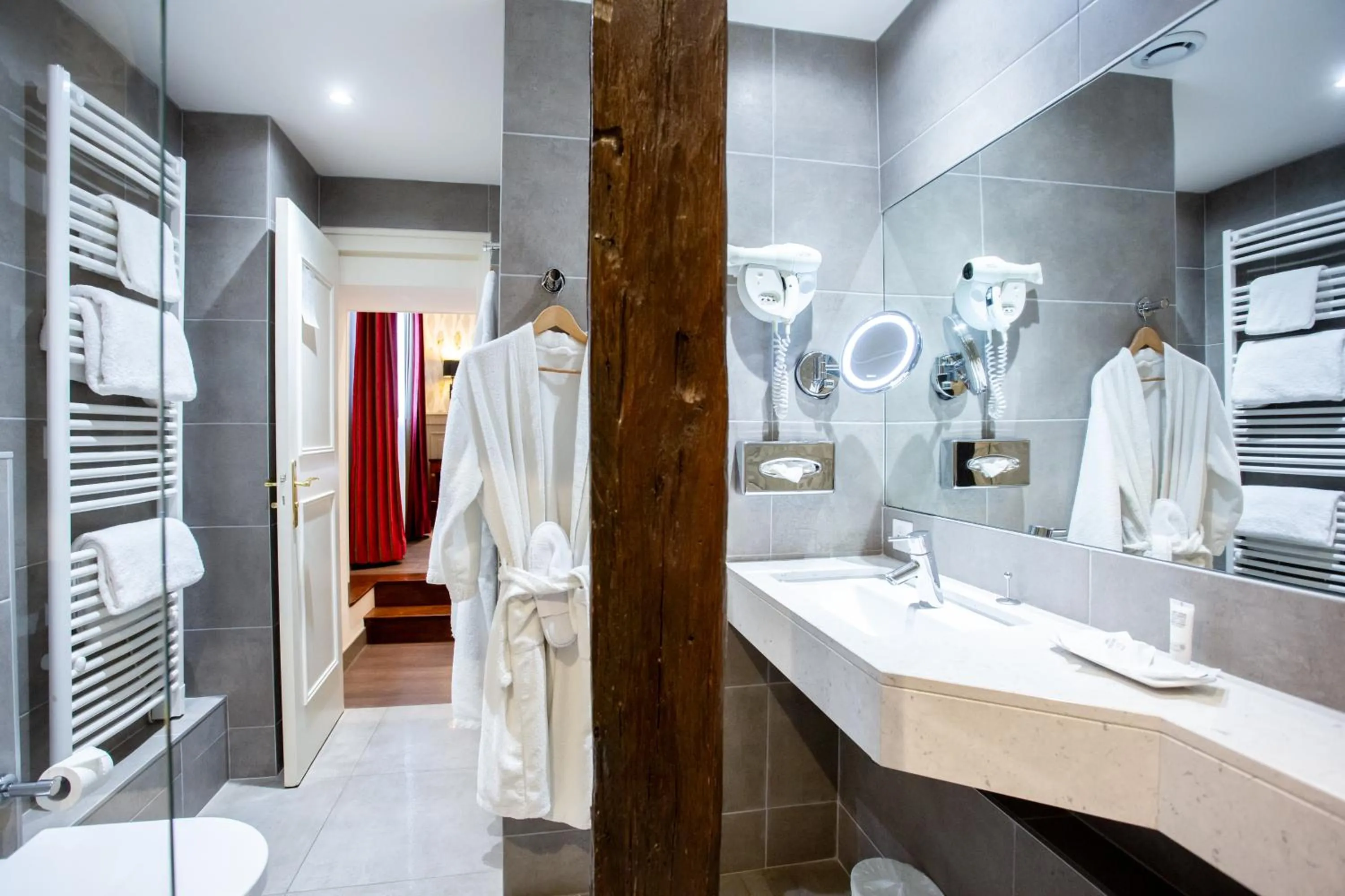 Bathroom in Best Western Plus Hôtel D'Angleterre - Centre historique