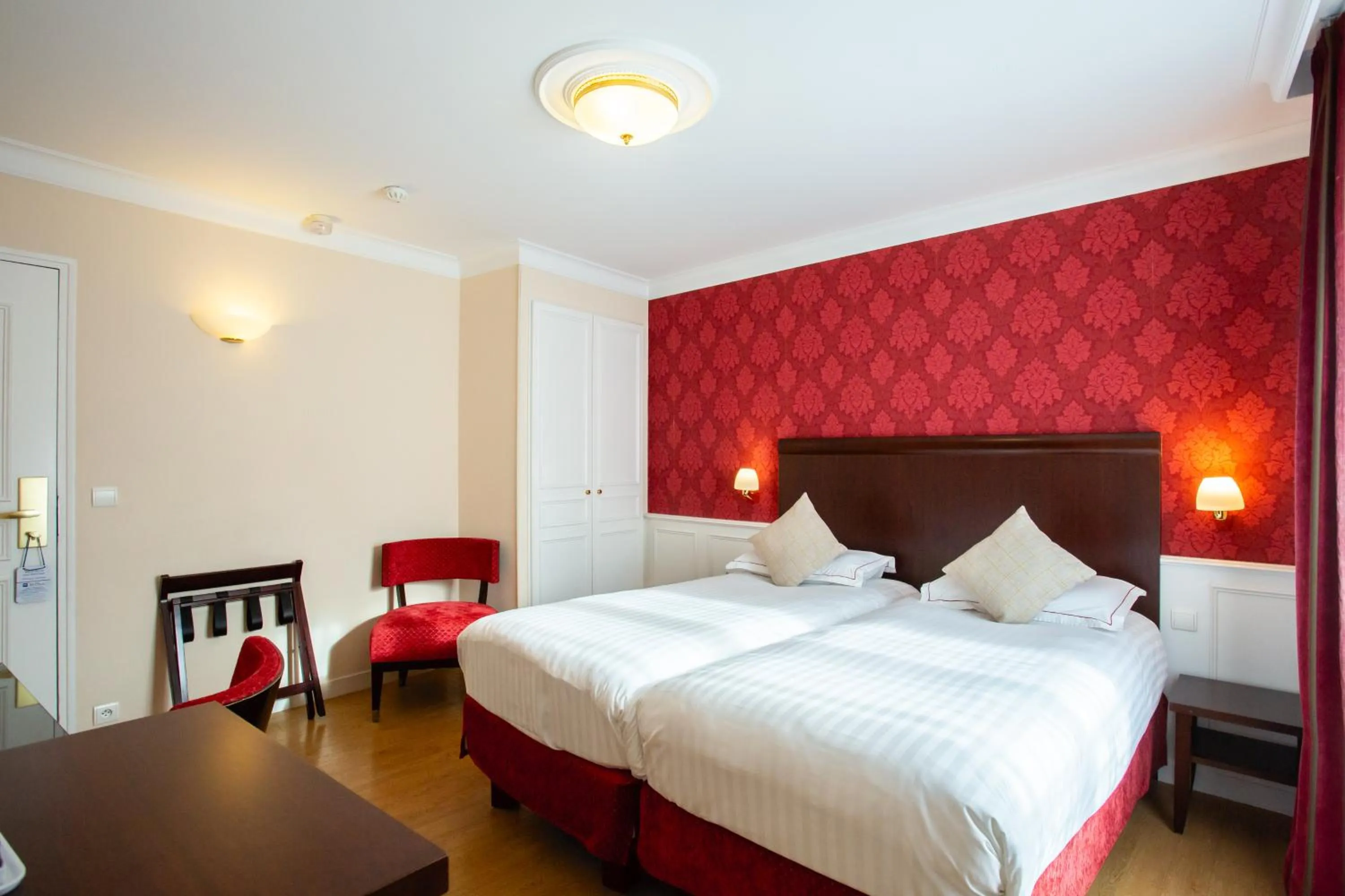 Photo of the whole room, Bed in Best Western Plus Hôtel D'Angleterre - Centre historique