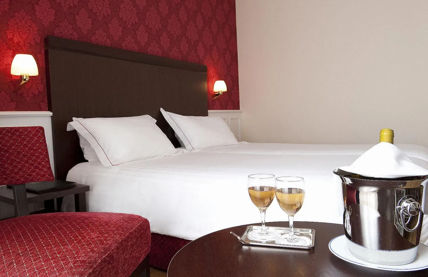 Photo of the whole room, Bed in Best Western Plus Hôtel D'Angleterre - Centre historique