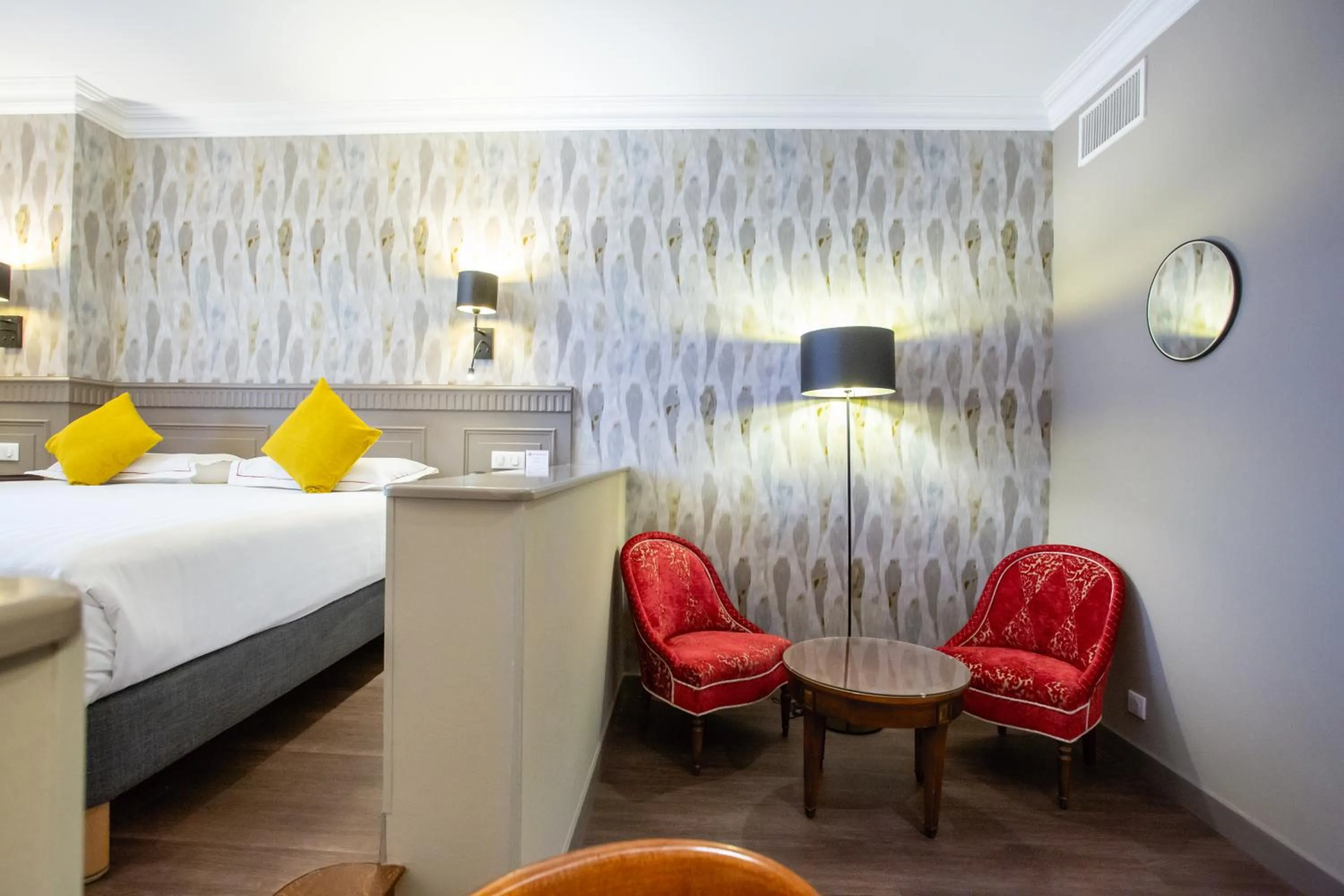 Photo of the whole room, Bed in Best Western Plus Hôtel D'Angleterre - Centre historique