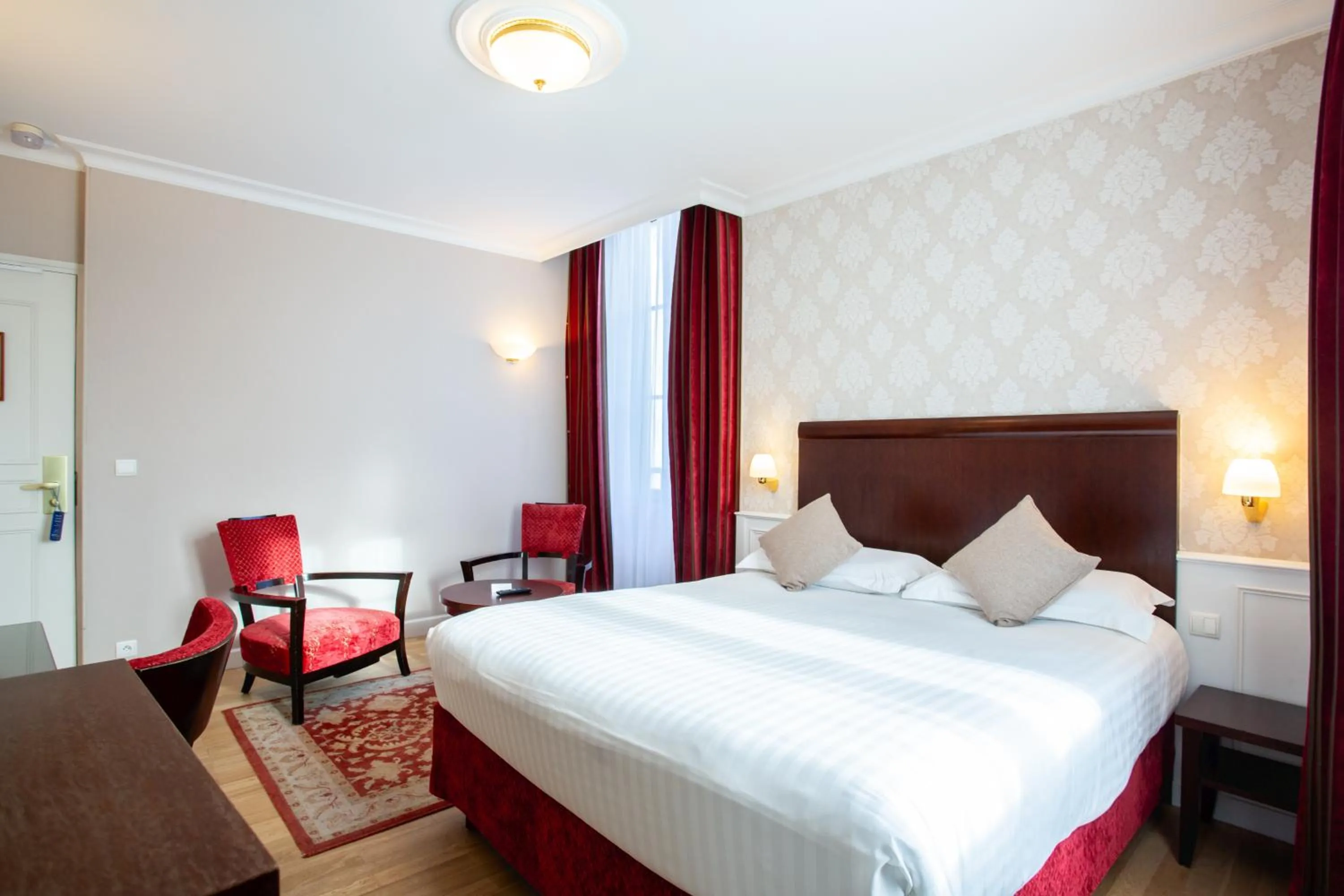 Photo of the whole room, Bed in Best Western Plus Hôtel D'Angleterre - Centre historique