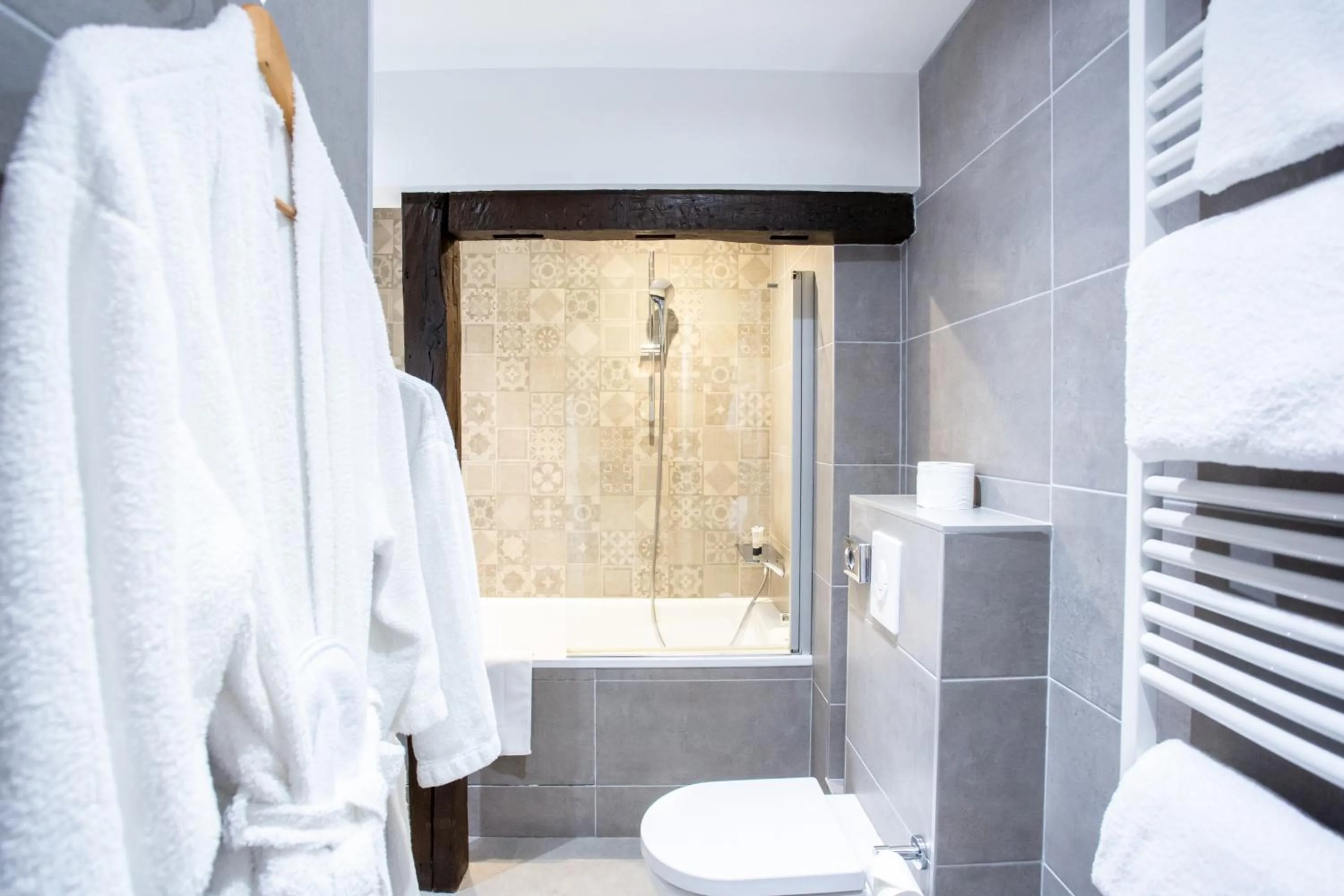 Bathroom in Best Western Plus Hôtel D'Angleterre - Centre historique