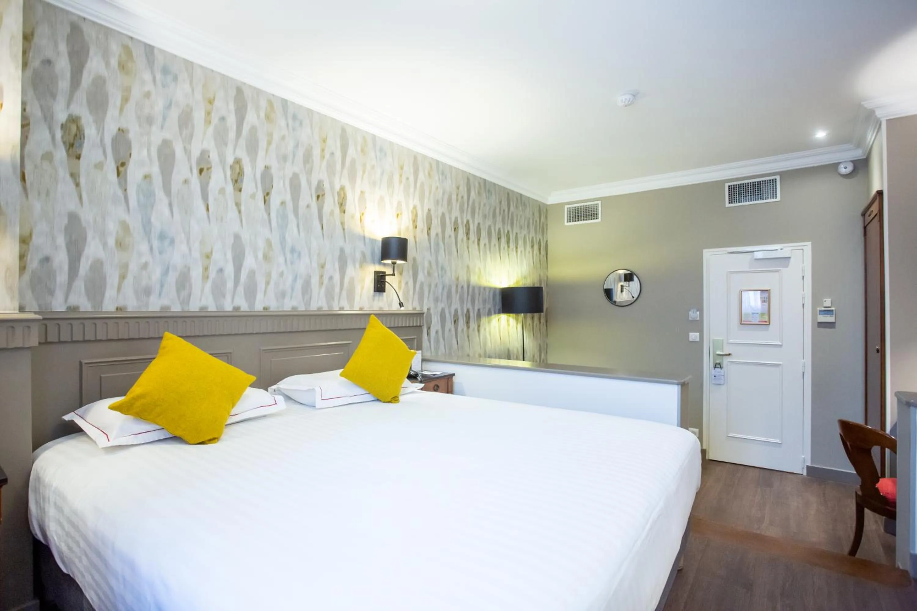 Photo of the whole room, Bed in Best Western Plus Hôtel D'Angleterre - Centre historique