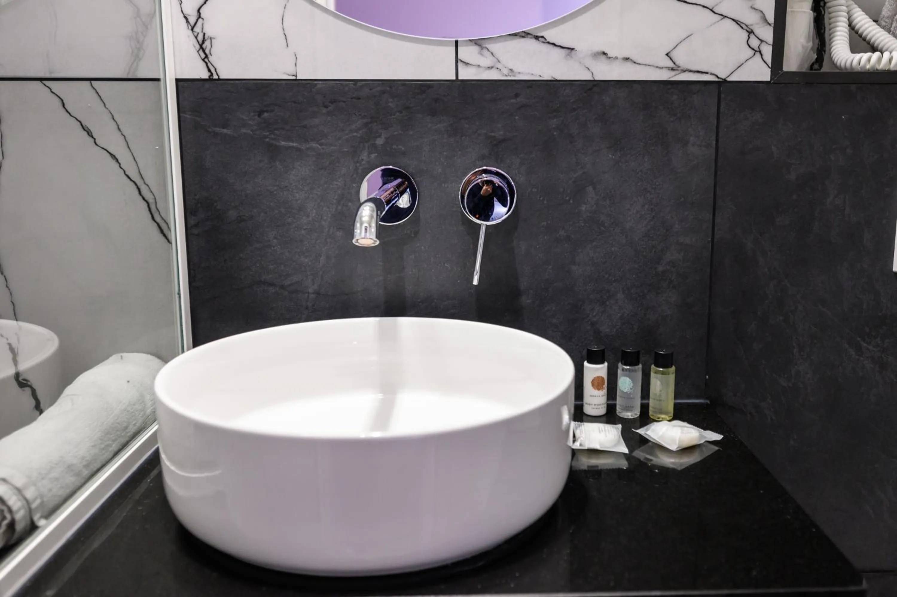 Bathroom in Hôtel D'Alsace