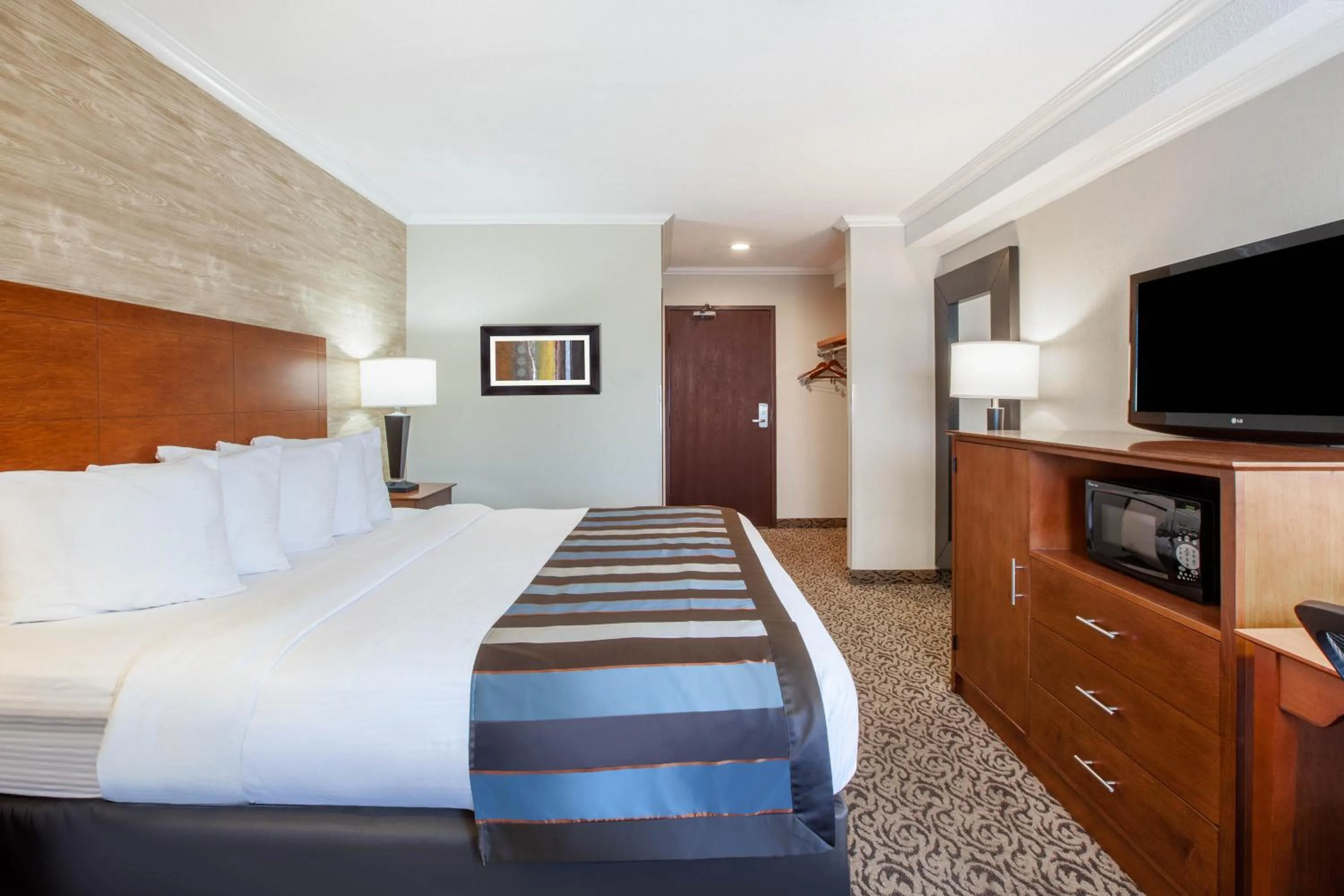 Bed in Wingate by Wyndham Detroit Metro Airport