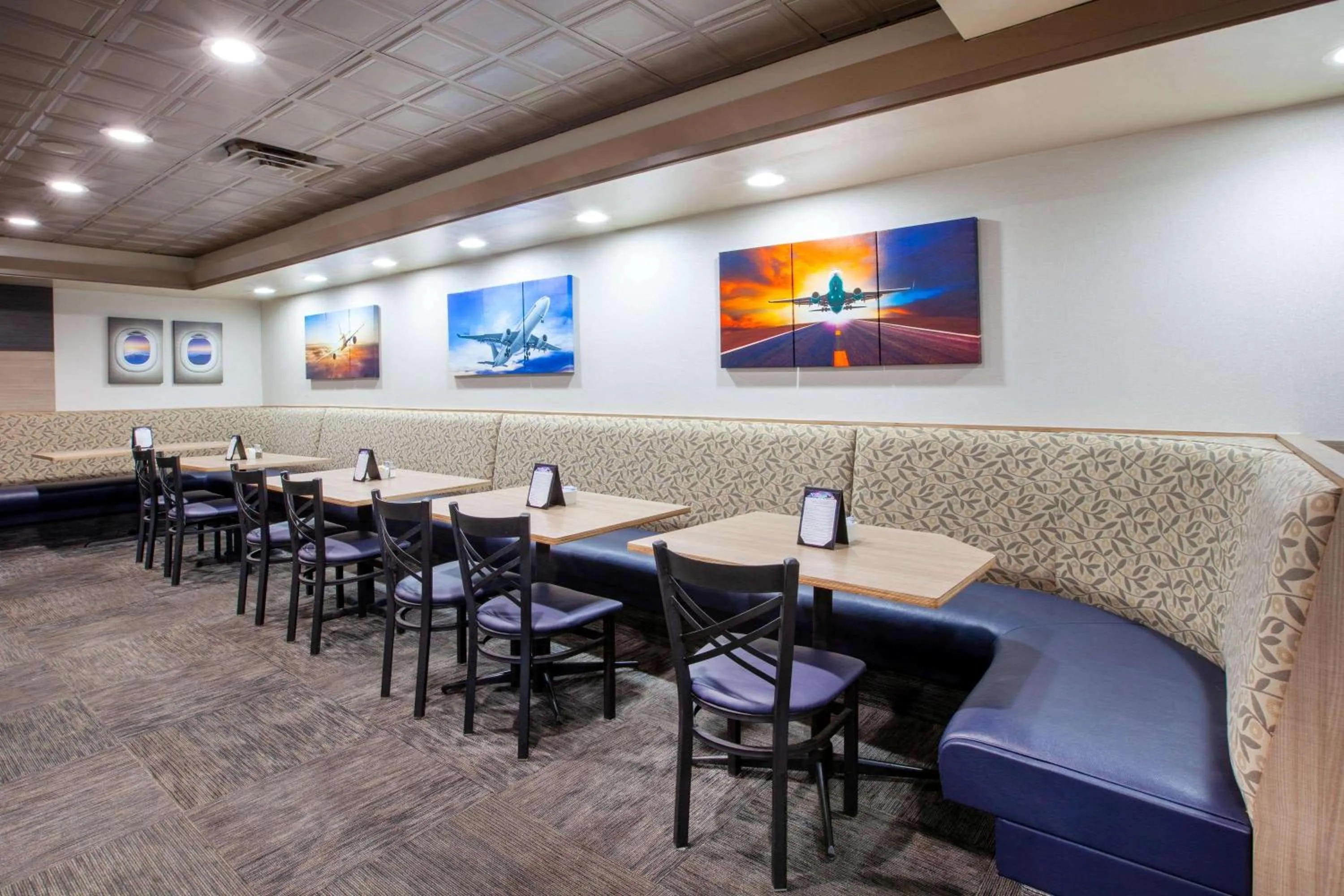 Restaurant/places to eat in Wingate by Wyndham Detroit Metro Airport