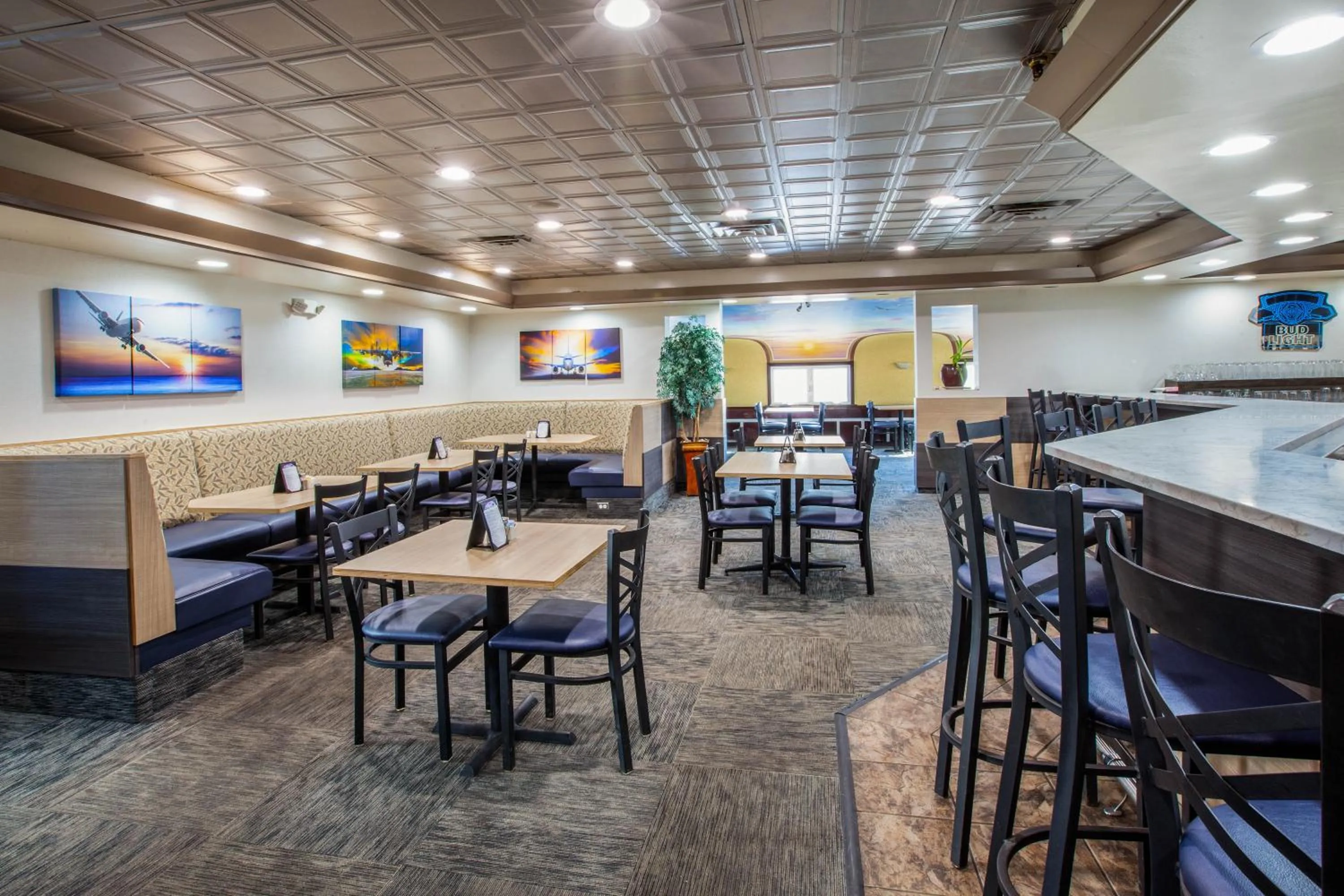 Restaurant/places to eat in Wingate by Wyndham Detroit Metro Airport