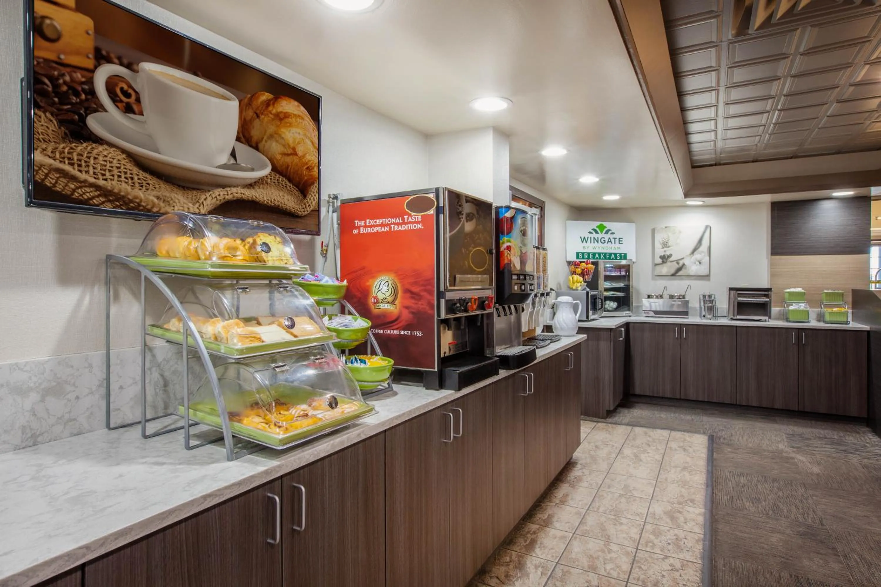 Breakfast in Wingate by Wyndham Detroit Metro Airport