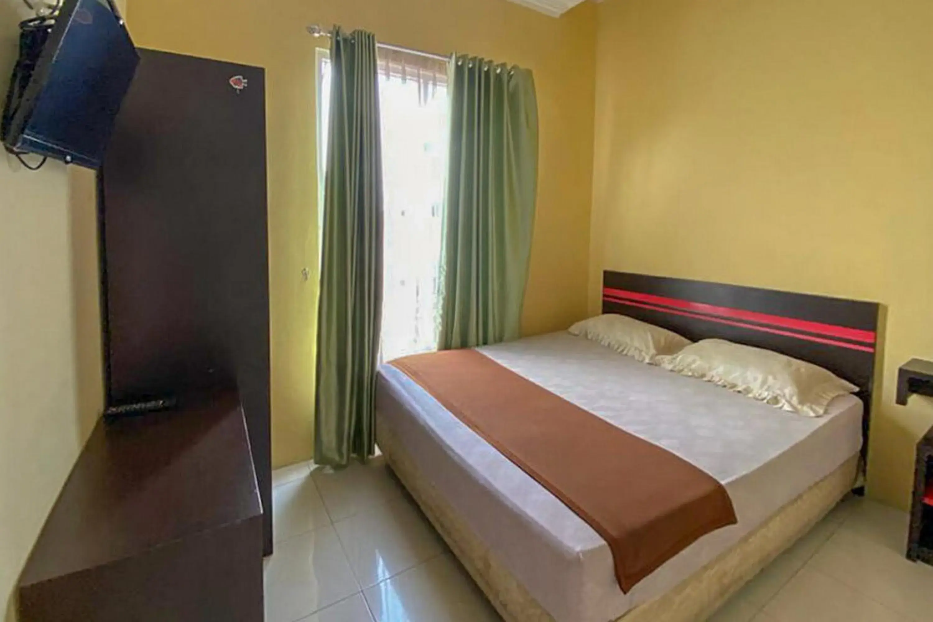 Deluxe Double Room in Rama Shinta Homestay near Gembira Loka Zoo RedPartner Deluxe Double Room in Rama Shinta Homestay near Gembira Loka Zoo RedPartner