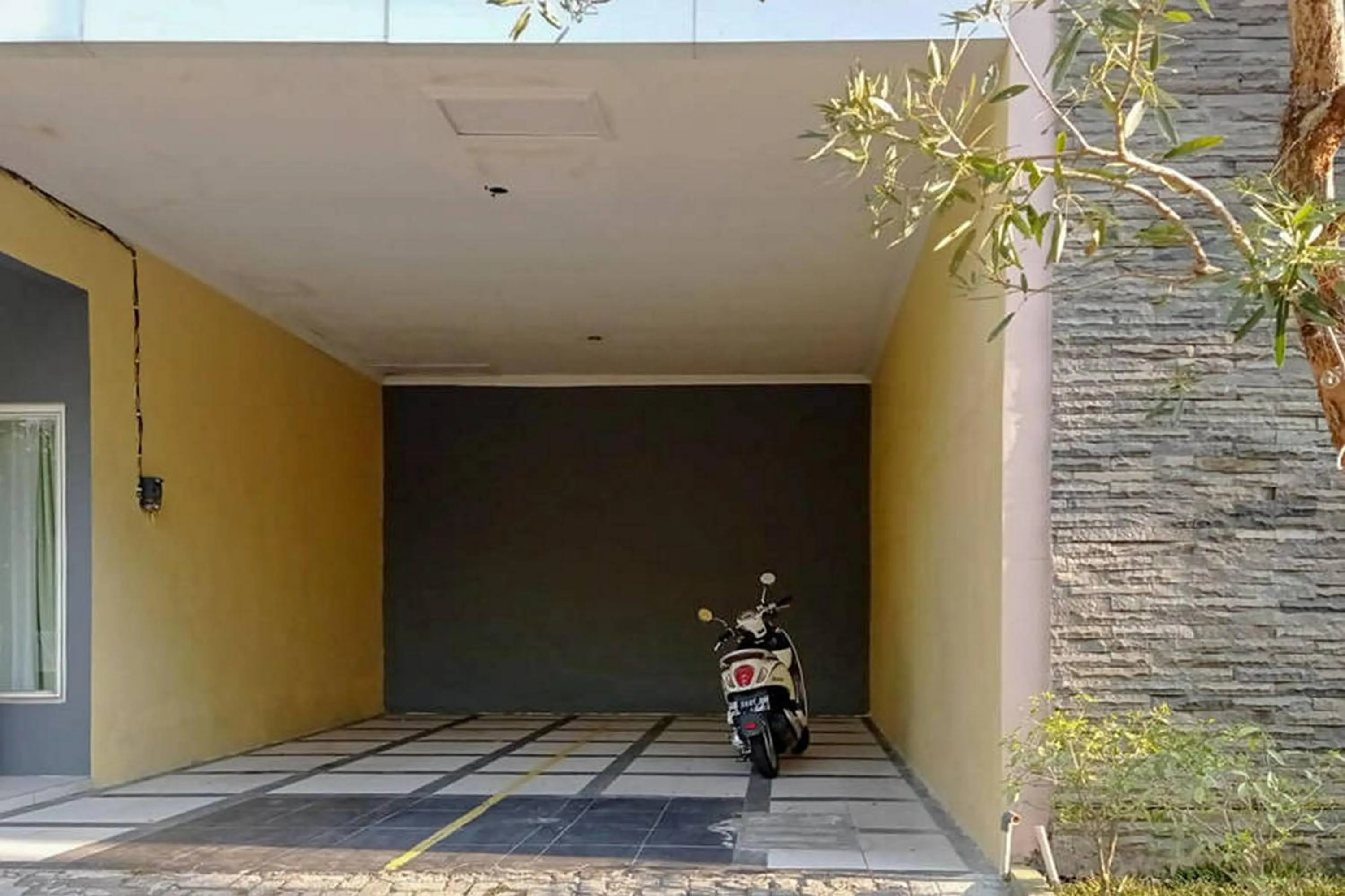 Facade/entrance in Rama Shinta Homestay near Gembira Loka Zoo RedPartner