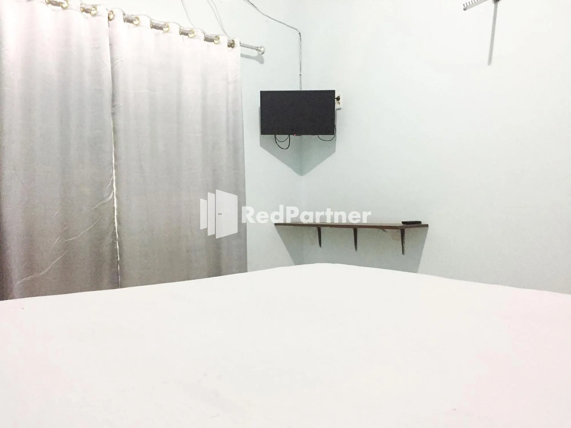 TV and multimedia, Bed in Wisma Andini Palopo RedPartner