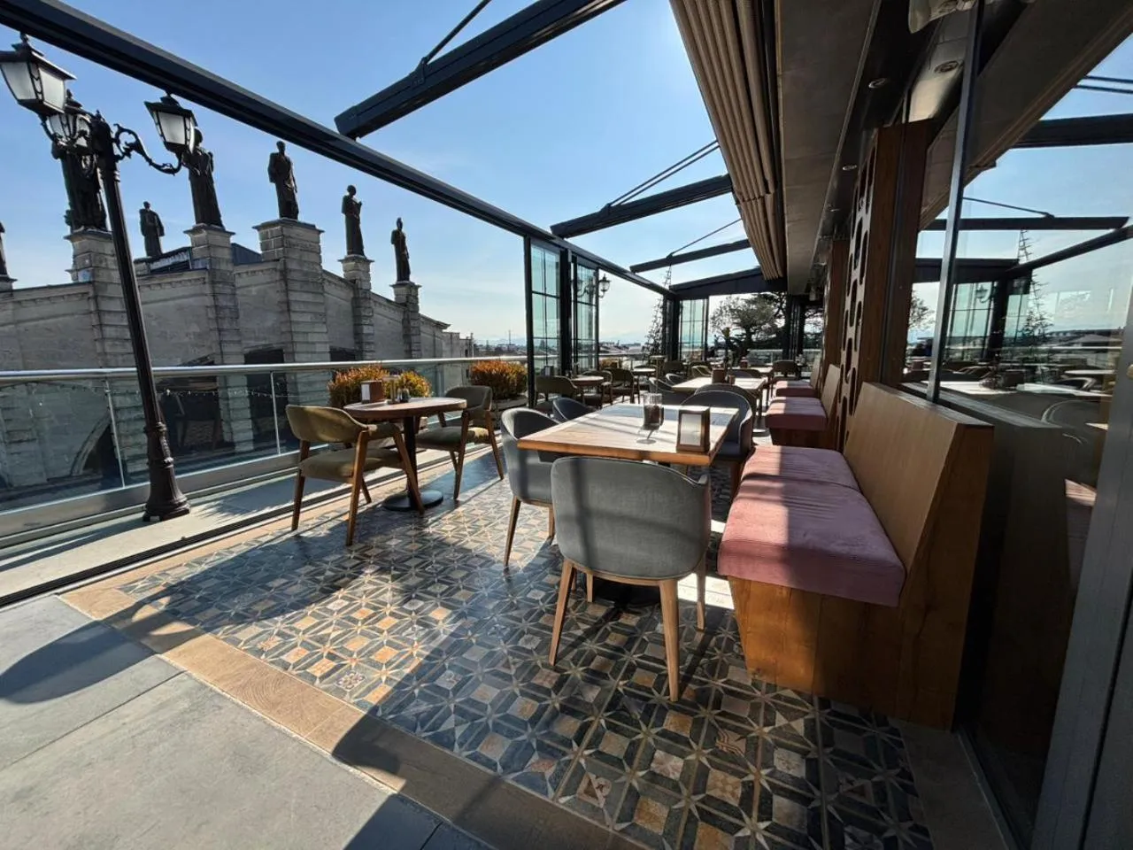 Restaurant/places to eat in Grand Opera Hotel