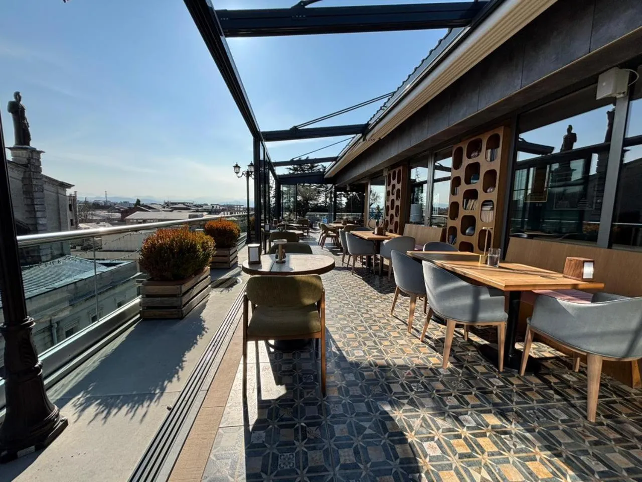 Restaurant/places to eat in Grand Opera Hotel