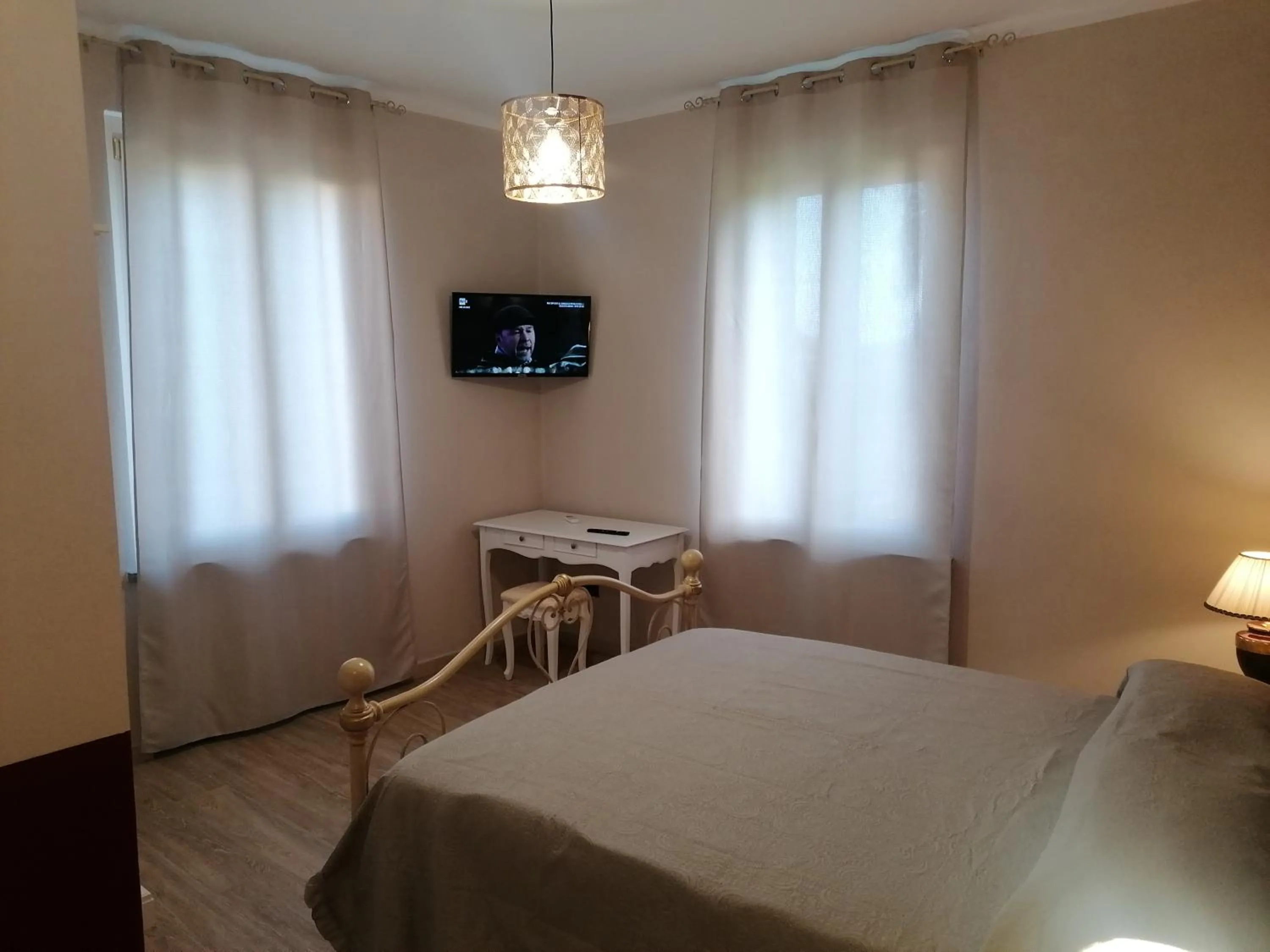 Bed in B&B VILLA PREZIOSA LAGO MAGGIORE