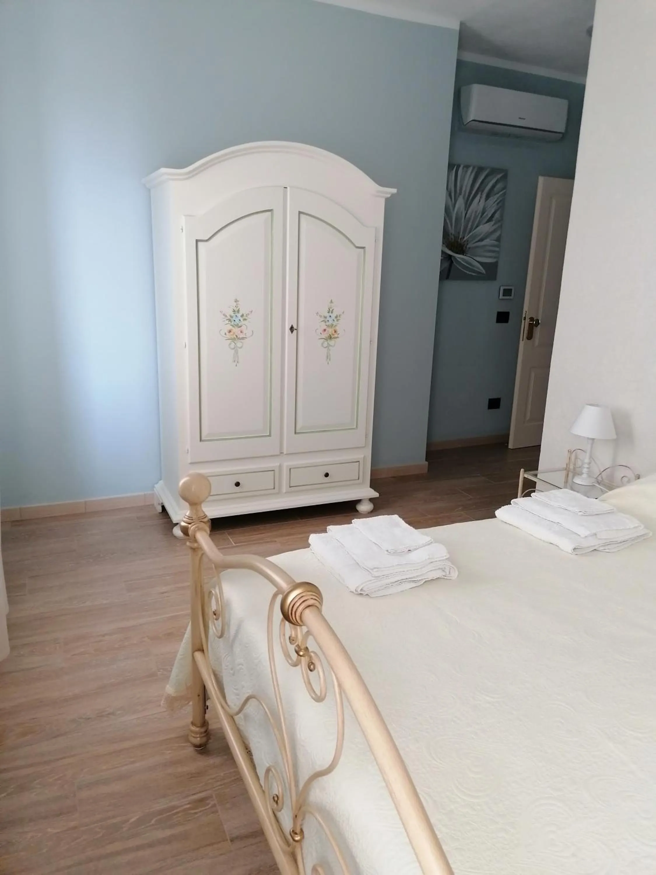 Photo of the whole room, Bed in B&B VILLA PREZIOSA LAGO MAGGIORE