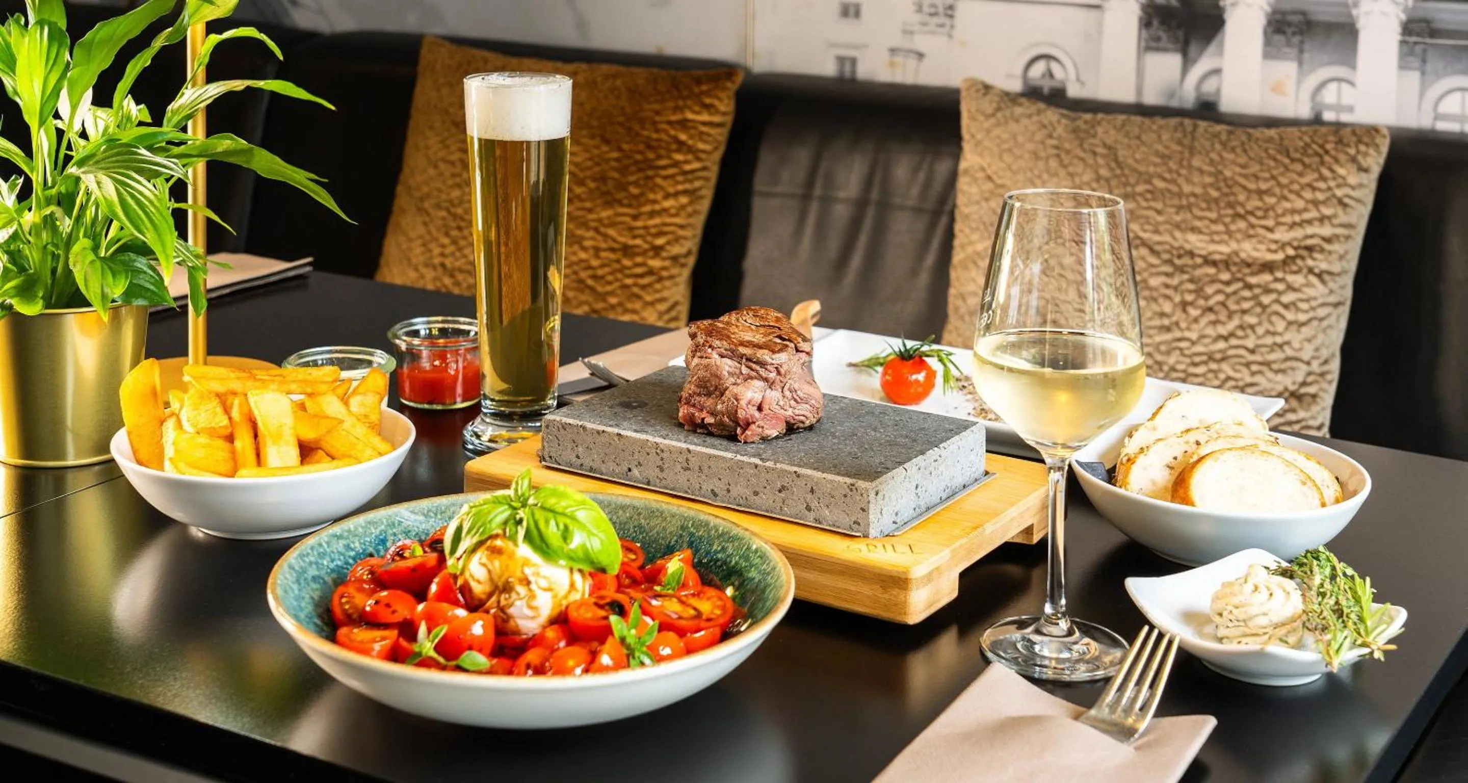 Restaurant/places to eat in Victor's Residenz-Hotel München