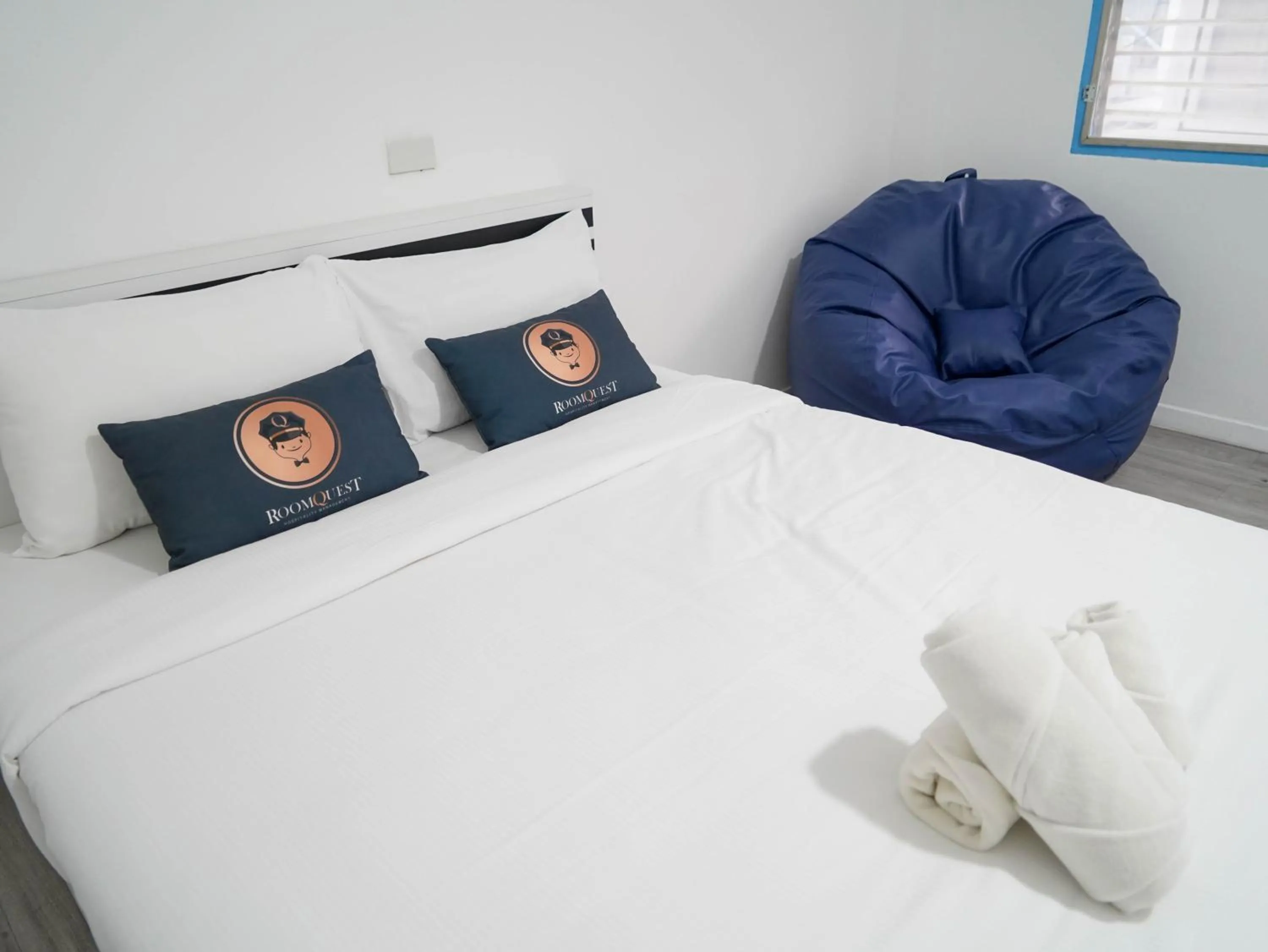 Bed in RoomQuest North Pattaya Light Collection