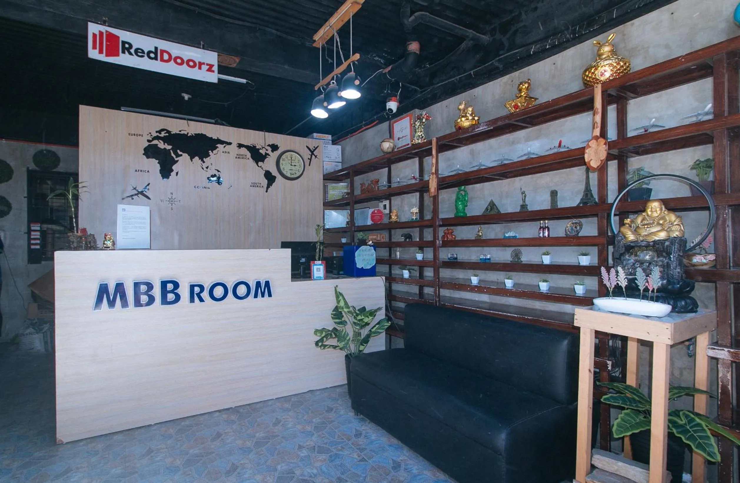 Lobby or reception in RedDoorz at MBB Room NAIA 2