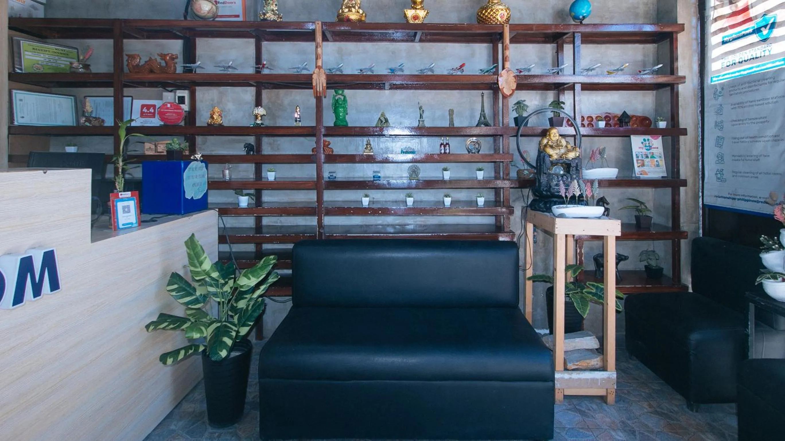 Seating area in RedDoorz at MBB Room NAIA 2