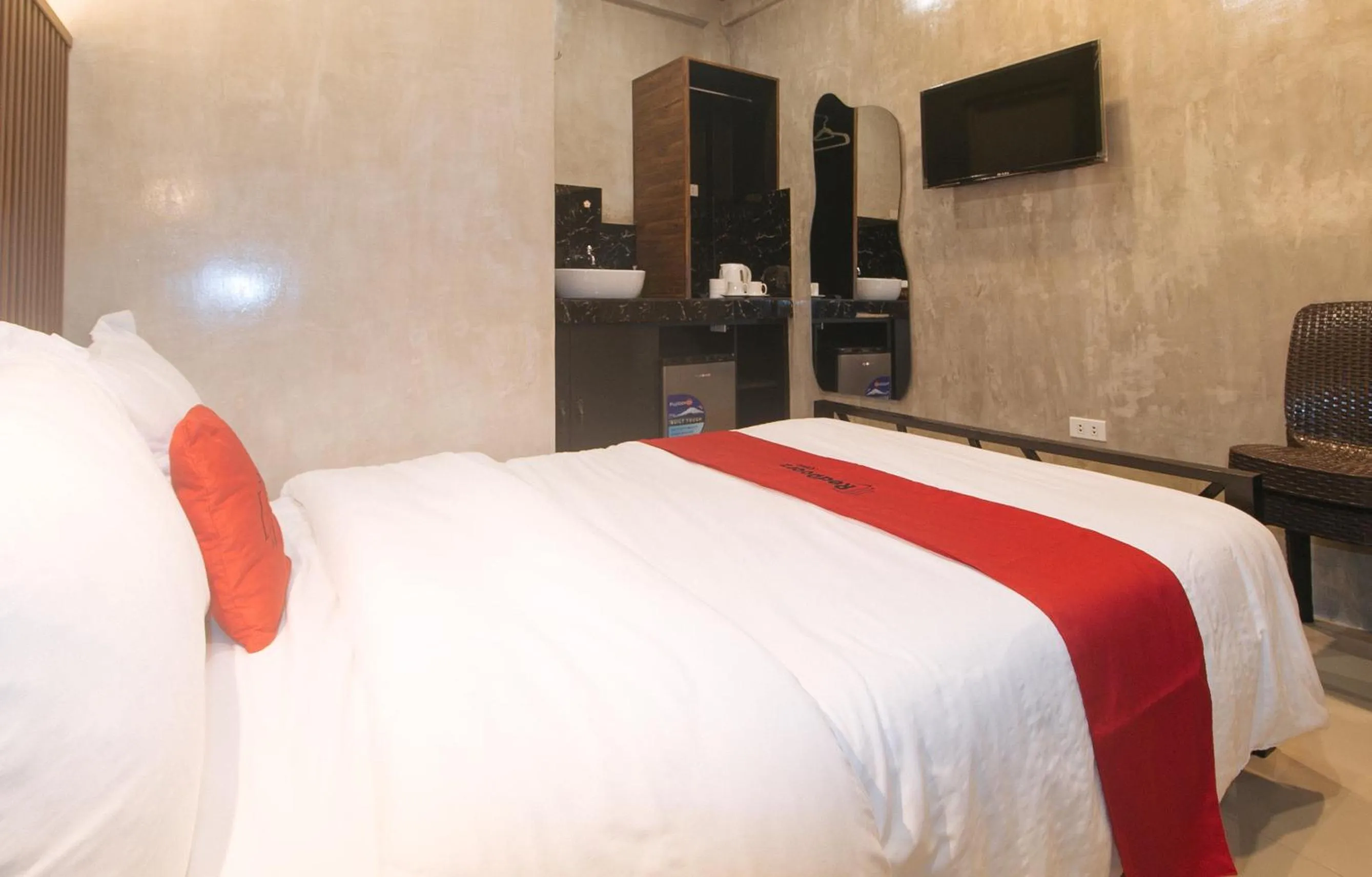 Bed in RedDoorz at MBB Room NAIA 2