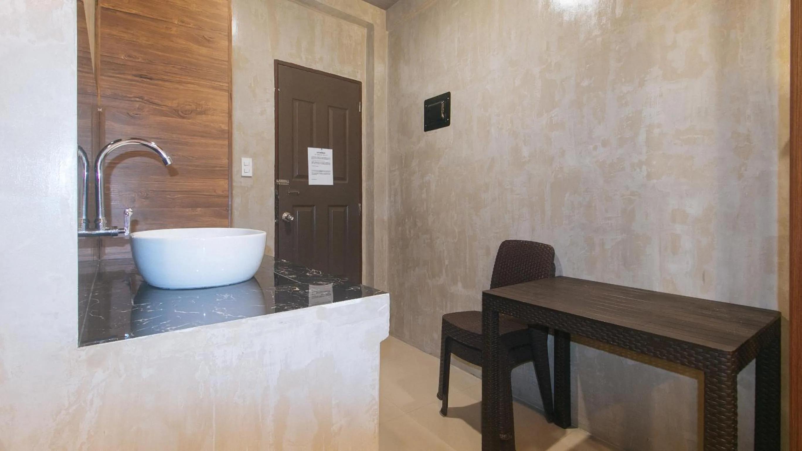 Area and facilities in RedDoorz at MBB Room NAIA 2