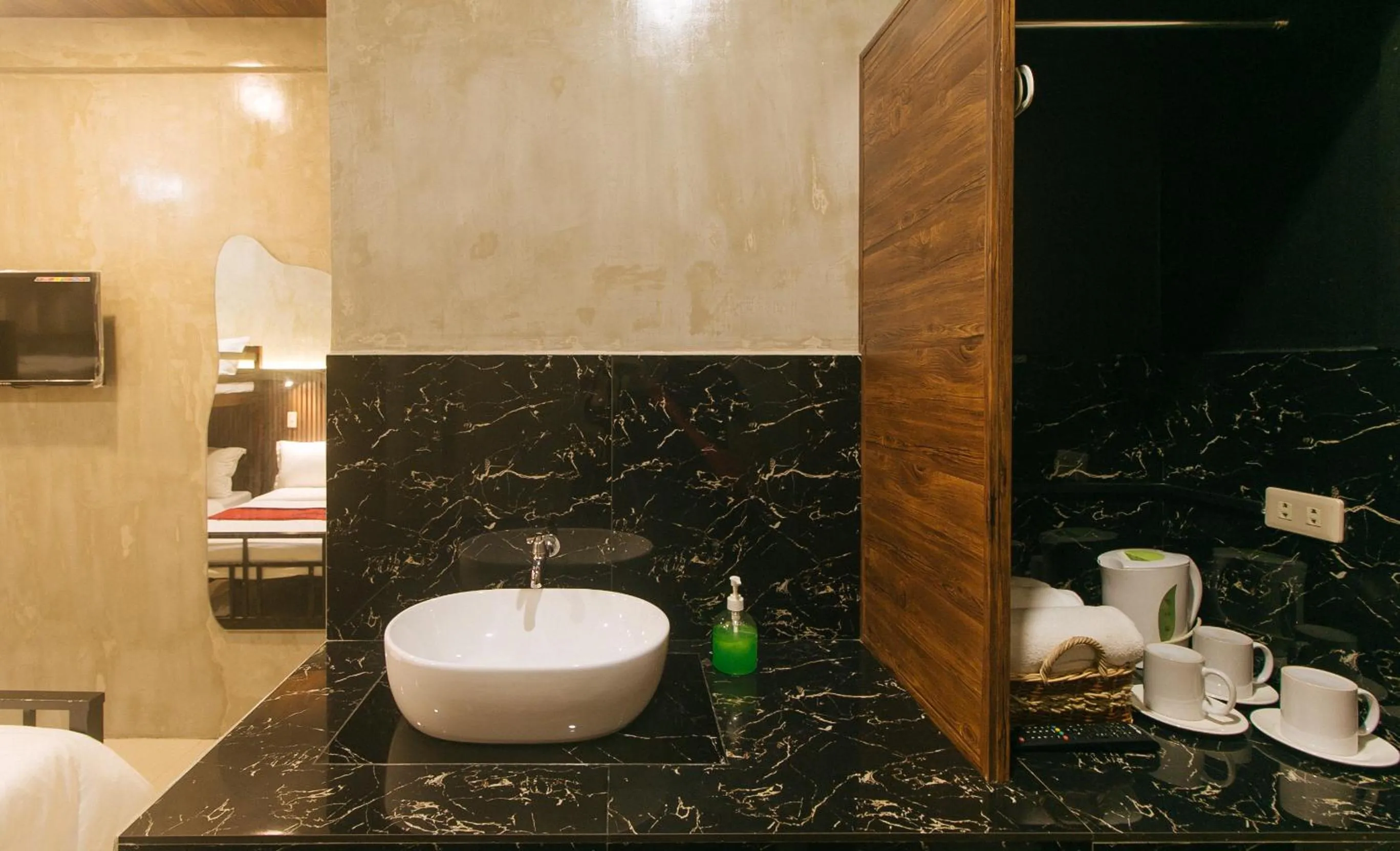 Area and facilities in RedDoorz at MBB Room NAIA 2