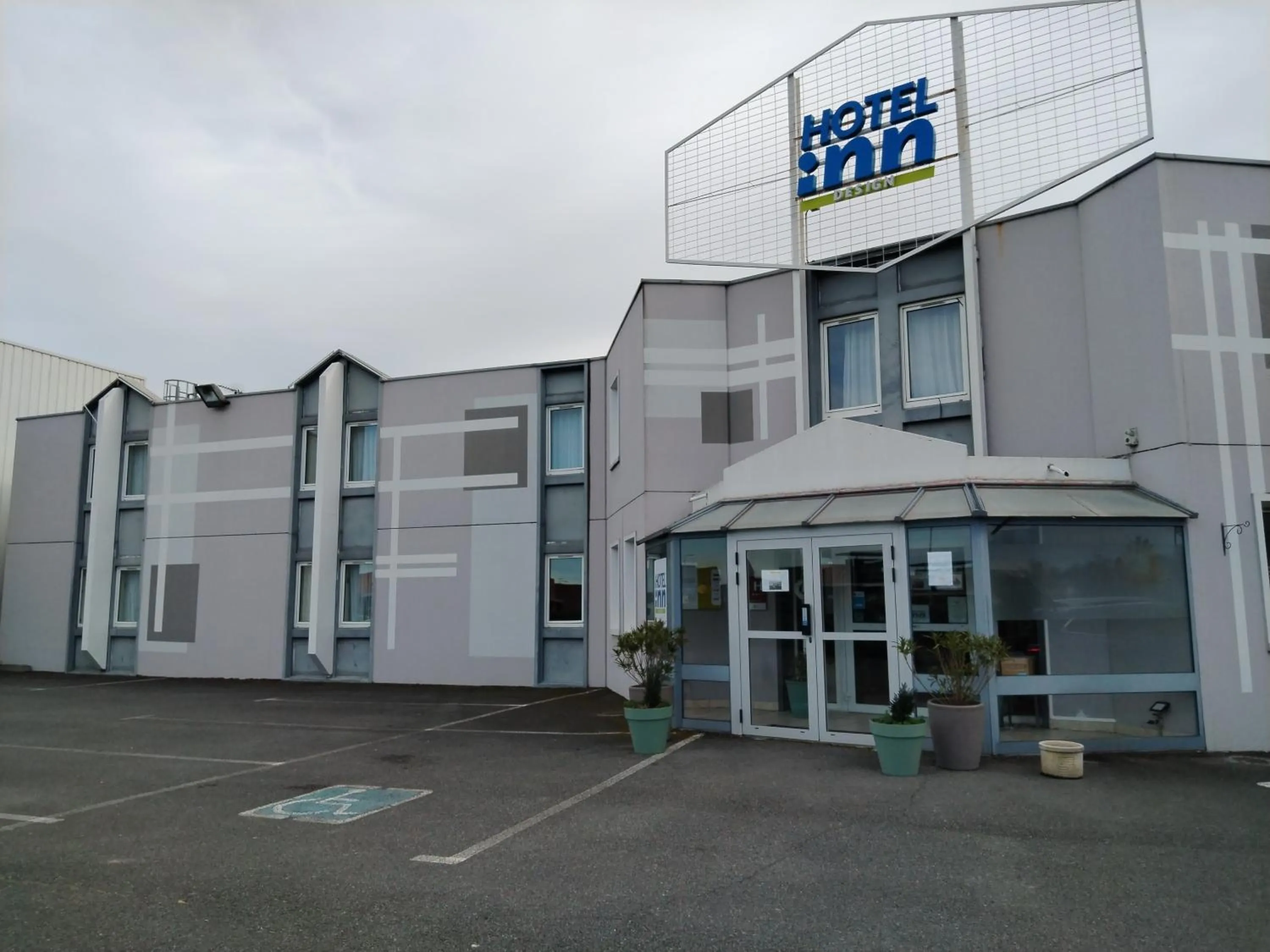 Property building in Hotel Inn Design Montluçon