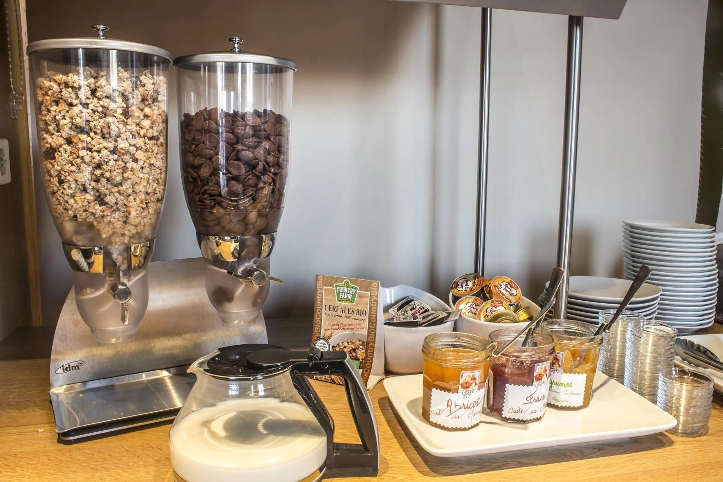 Food and drinks in Hotel Inn Design Montluçon