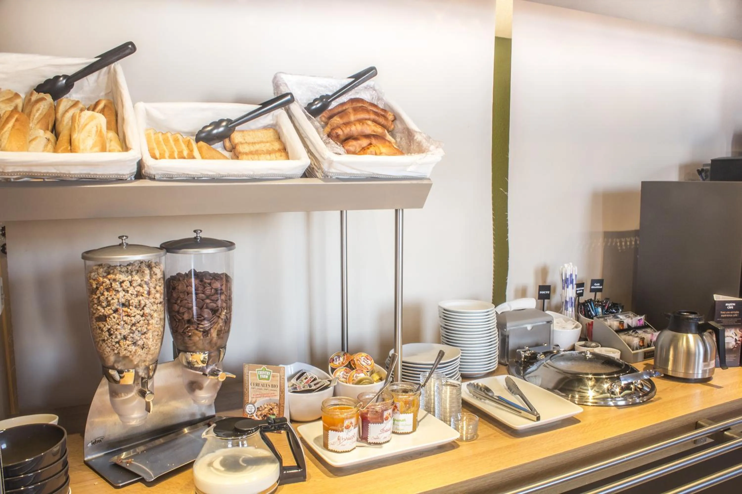 Food and drinks in Hotel Inn Design Montluçon