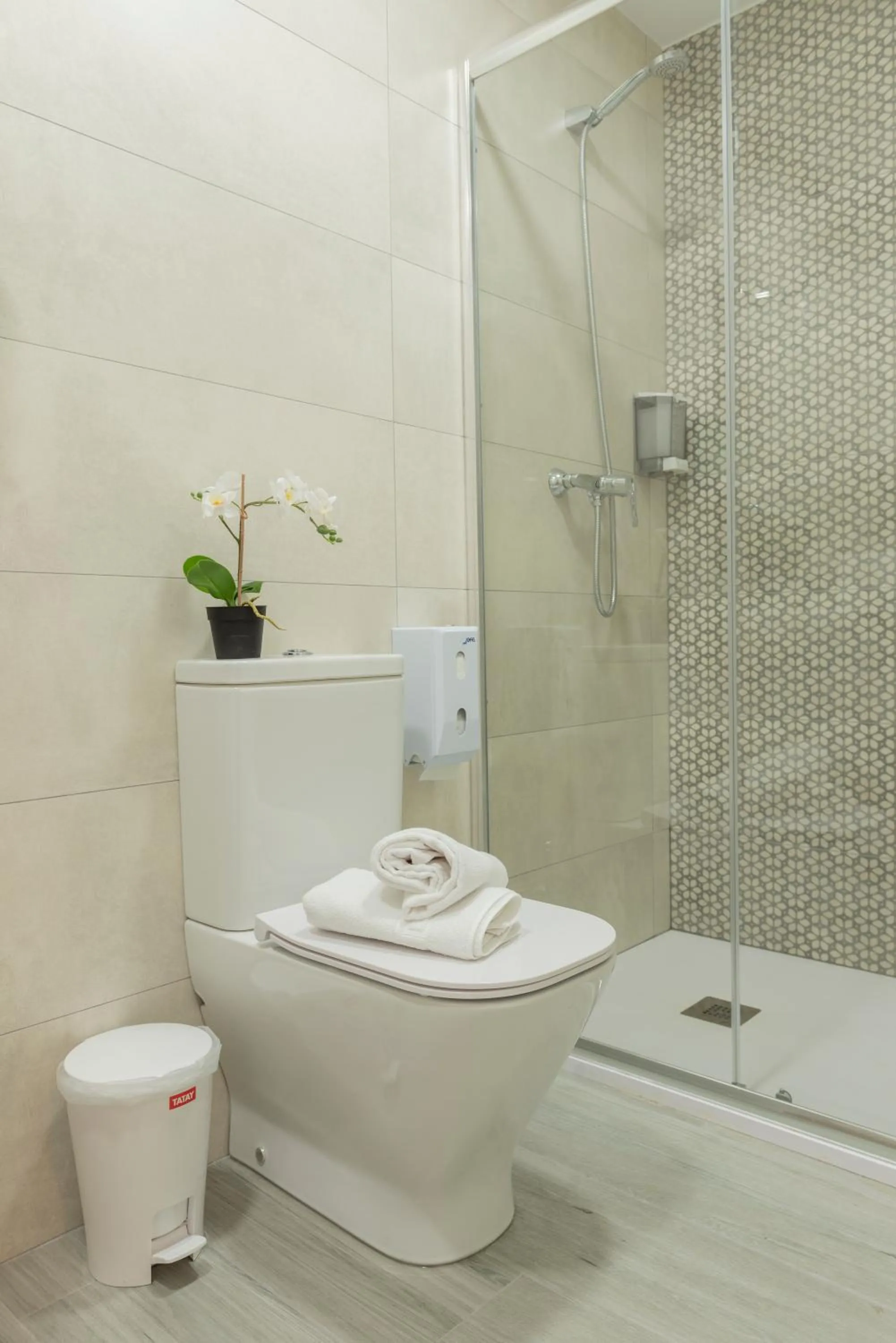 Shower in Bilbao ROOMS & KITCHEN Zorroza