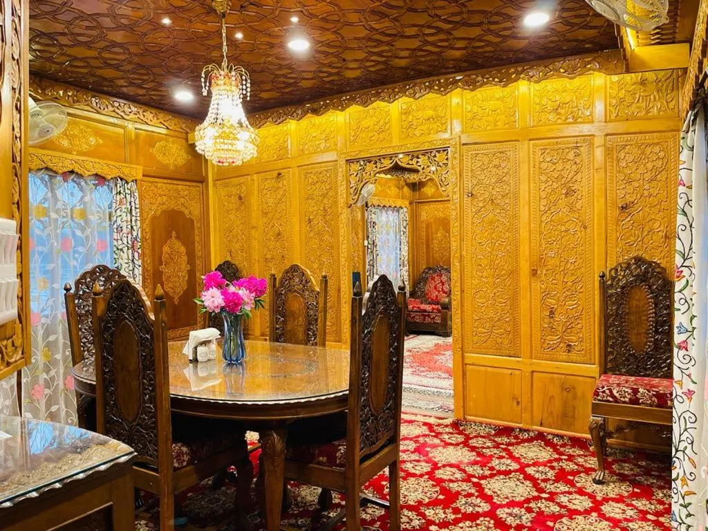 Restaurant/places to eat in Dilshad Houseboats