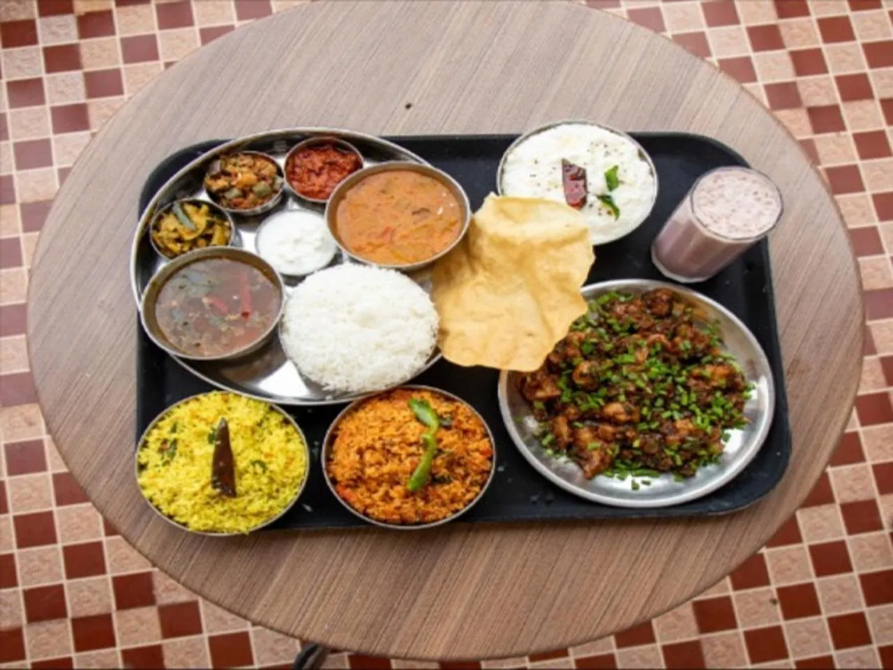 Restaurant/places to eat in Aakash Rooms and Cottages,