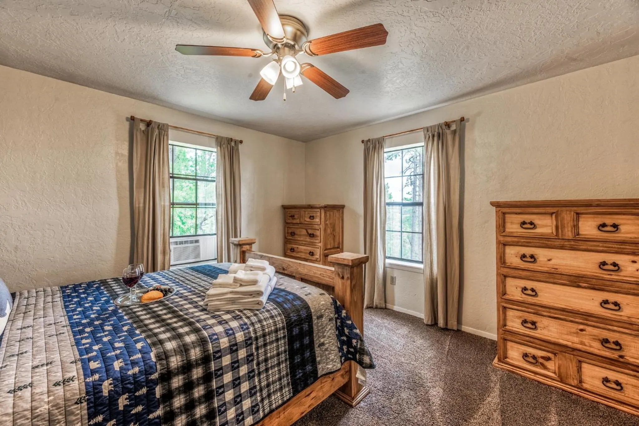 Bedroom, Bed in Four Cubs