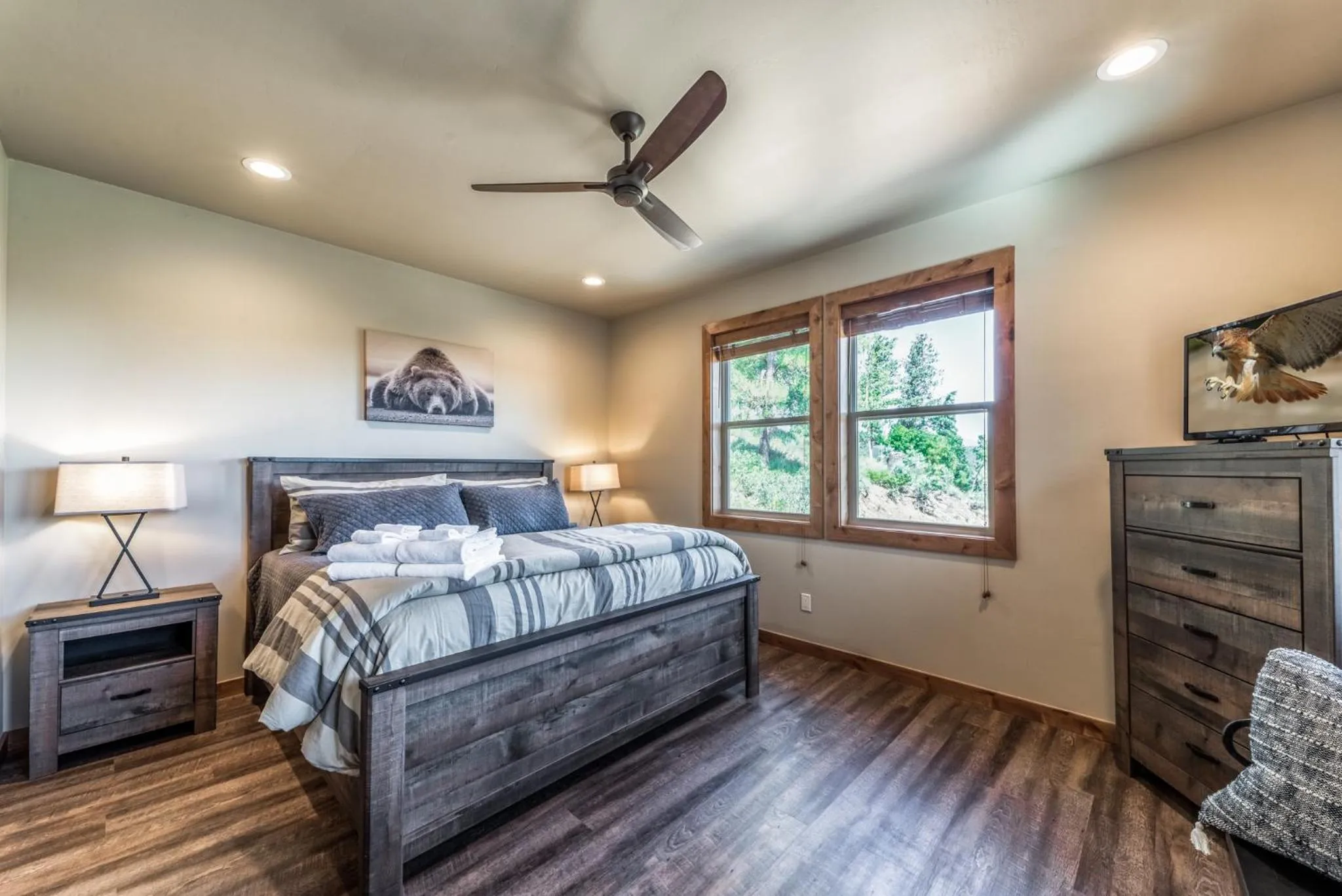 Bedroom, Bed in Wine Top