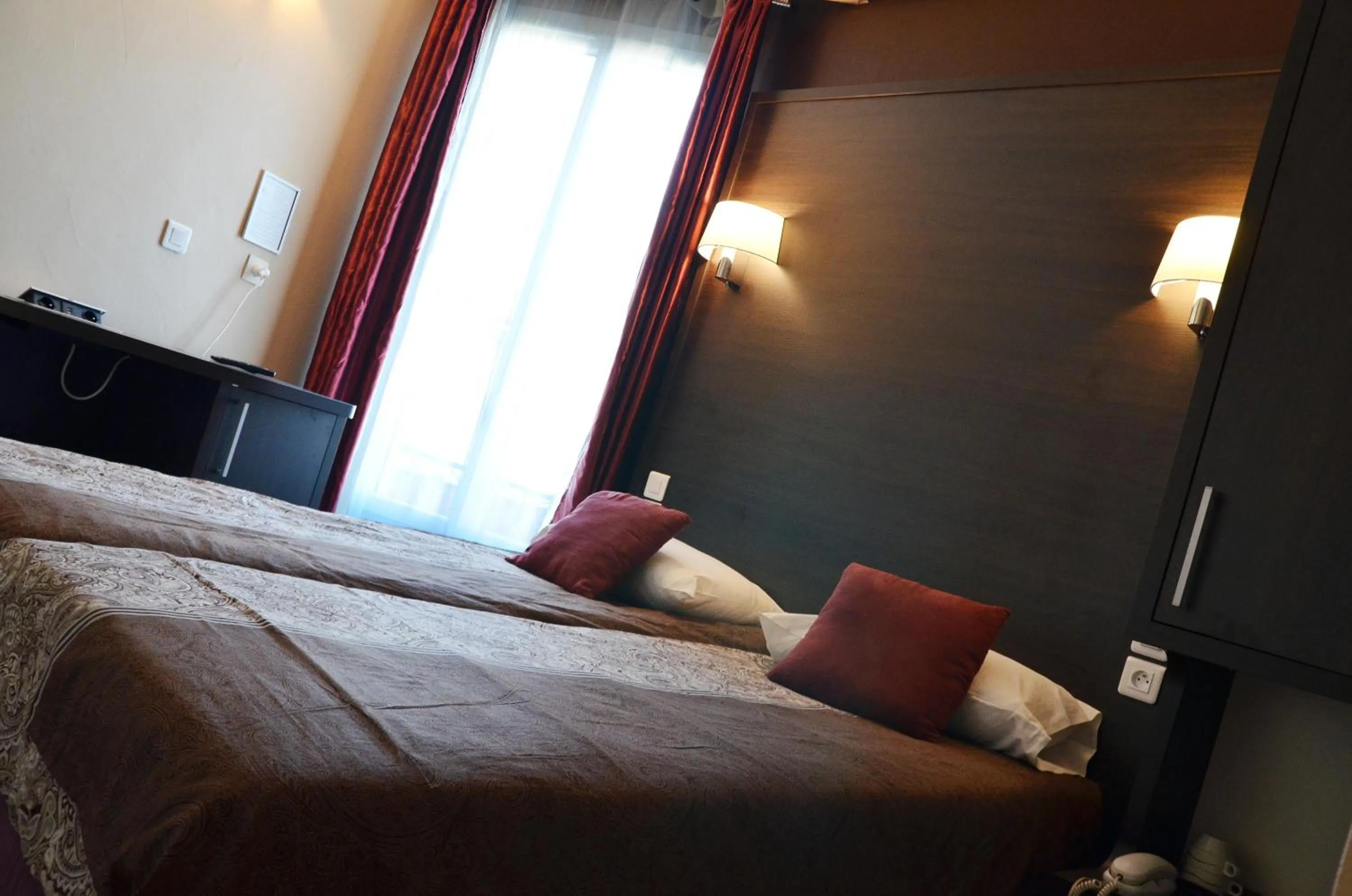 Photo of the whole room, Bed in Hôtel du Parc