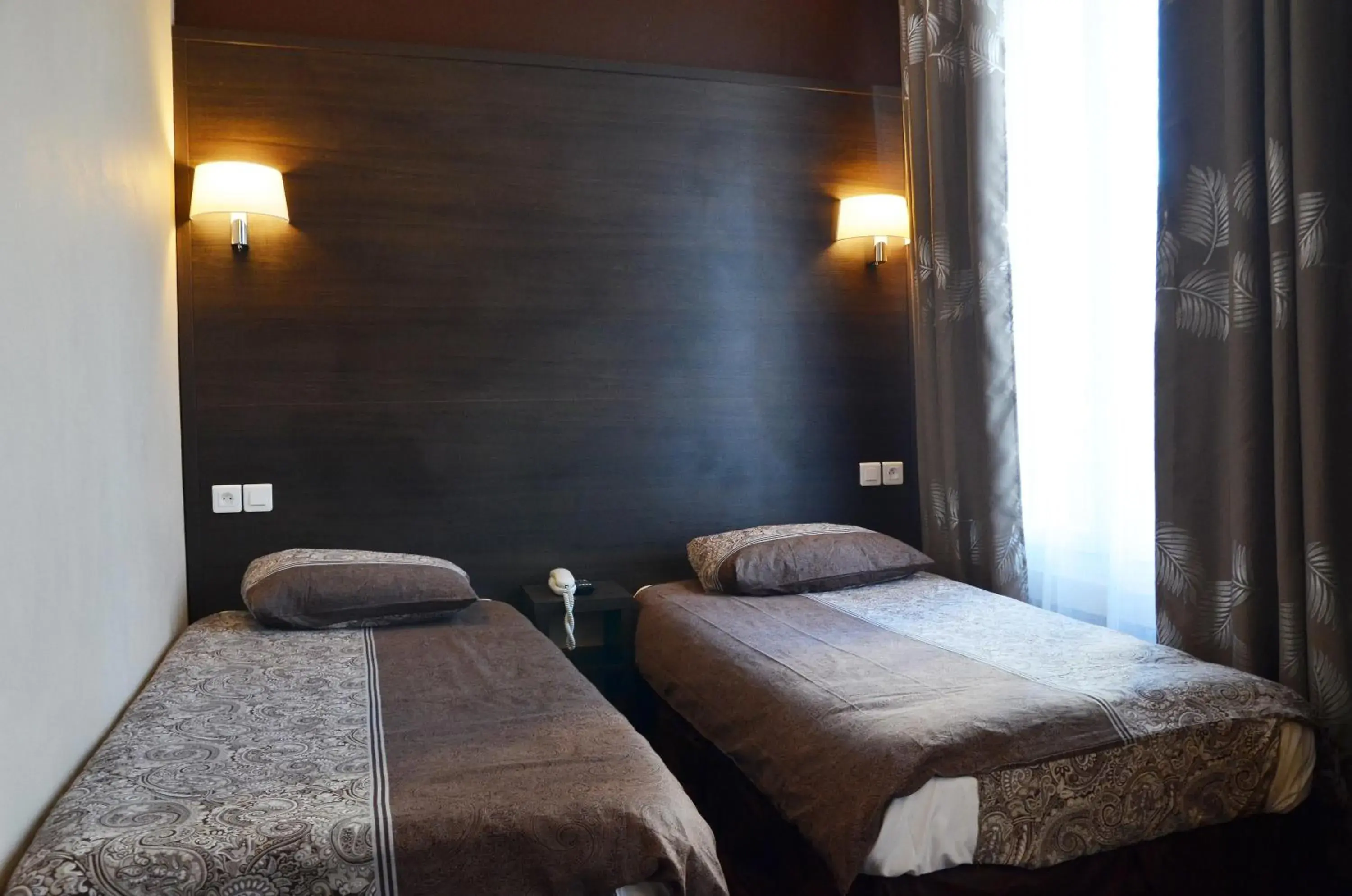 Twin Room with Shower in Hôtel du Parc Twin Room with Shower in Hôtel du Parc