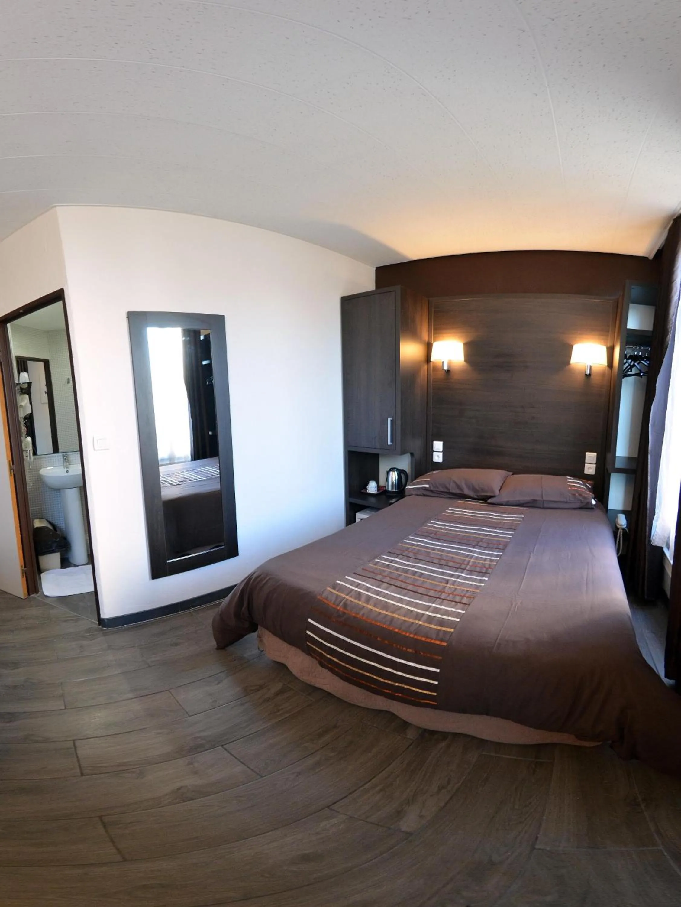 Quiet street view, Bed in Hôtel du Parc