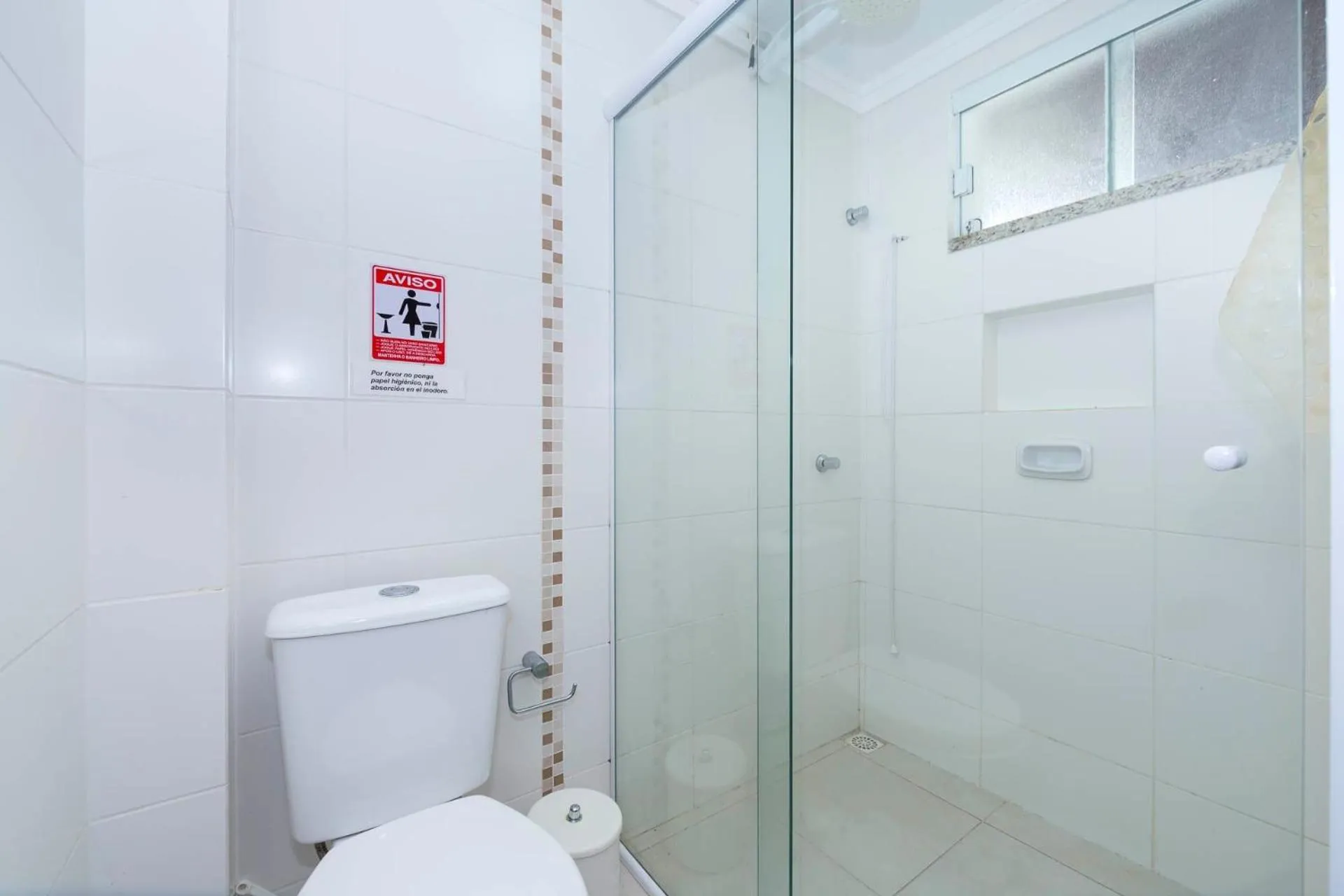 Toilet in 066A - Fabulosa Casa Frente ao Mar para 08 pessoas na Praia de Bombinhas SC