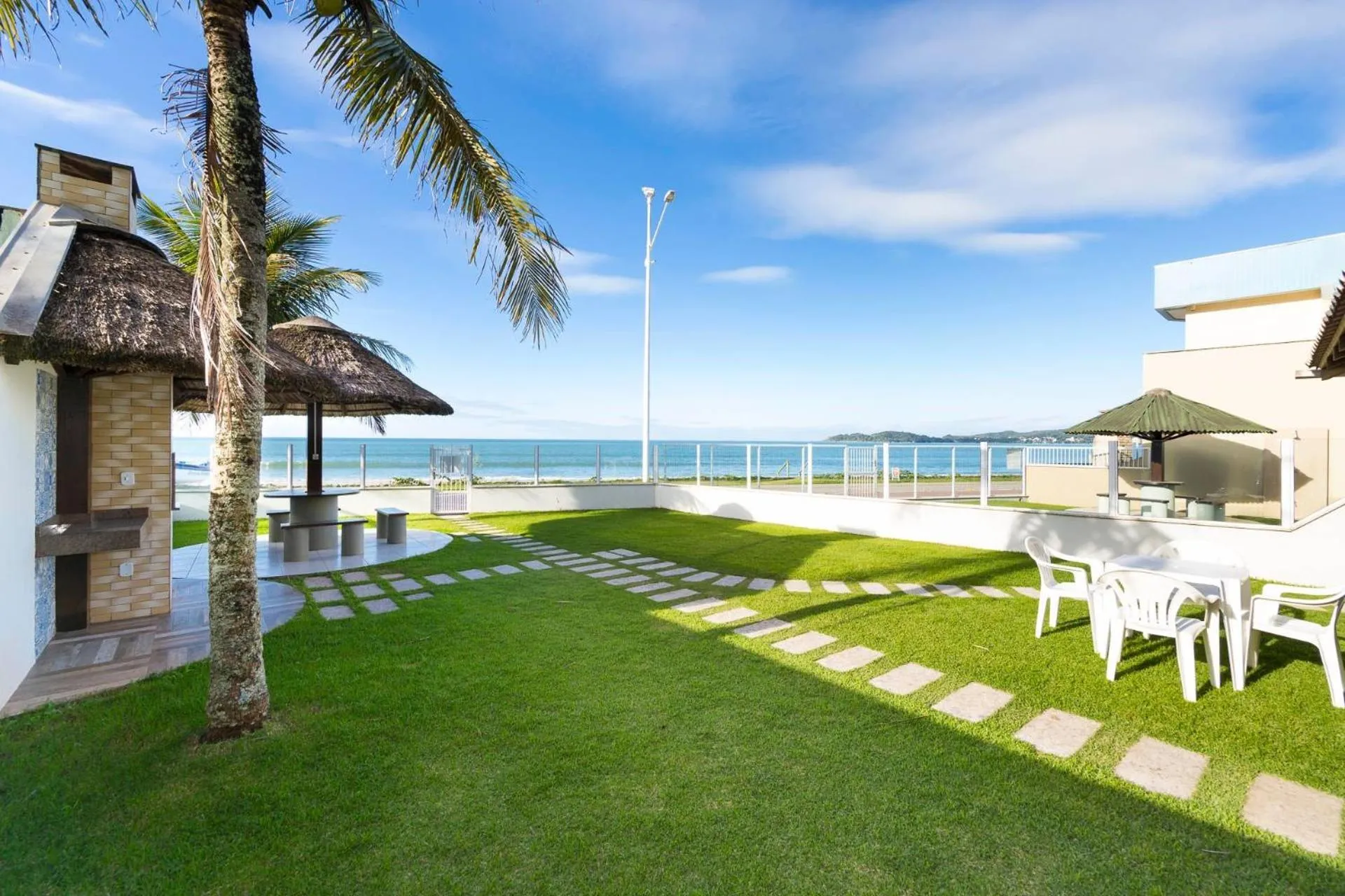 Garden in 066A - Fabulosa Casa Frente ao Mar para 08 pessoas na Praia de Bombinhas SC